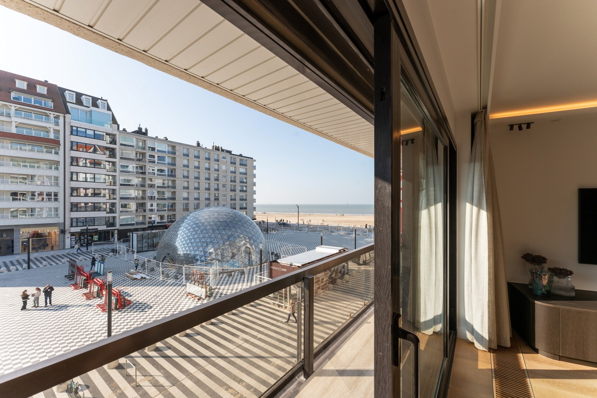 Appartement de luxe avec terrasse ensoleill&#233;e et vue sur la mer situ&#233; sur la place Albert &#224; Knokke. 