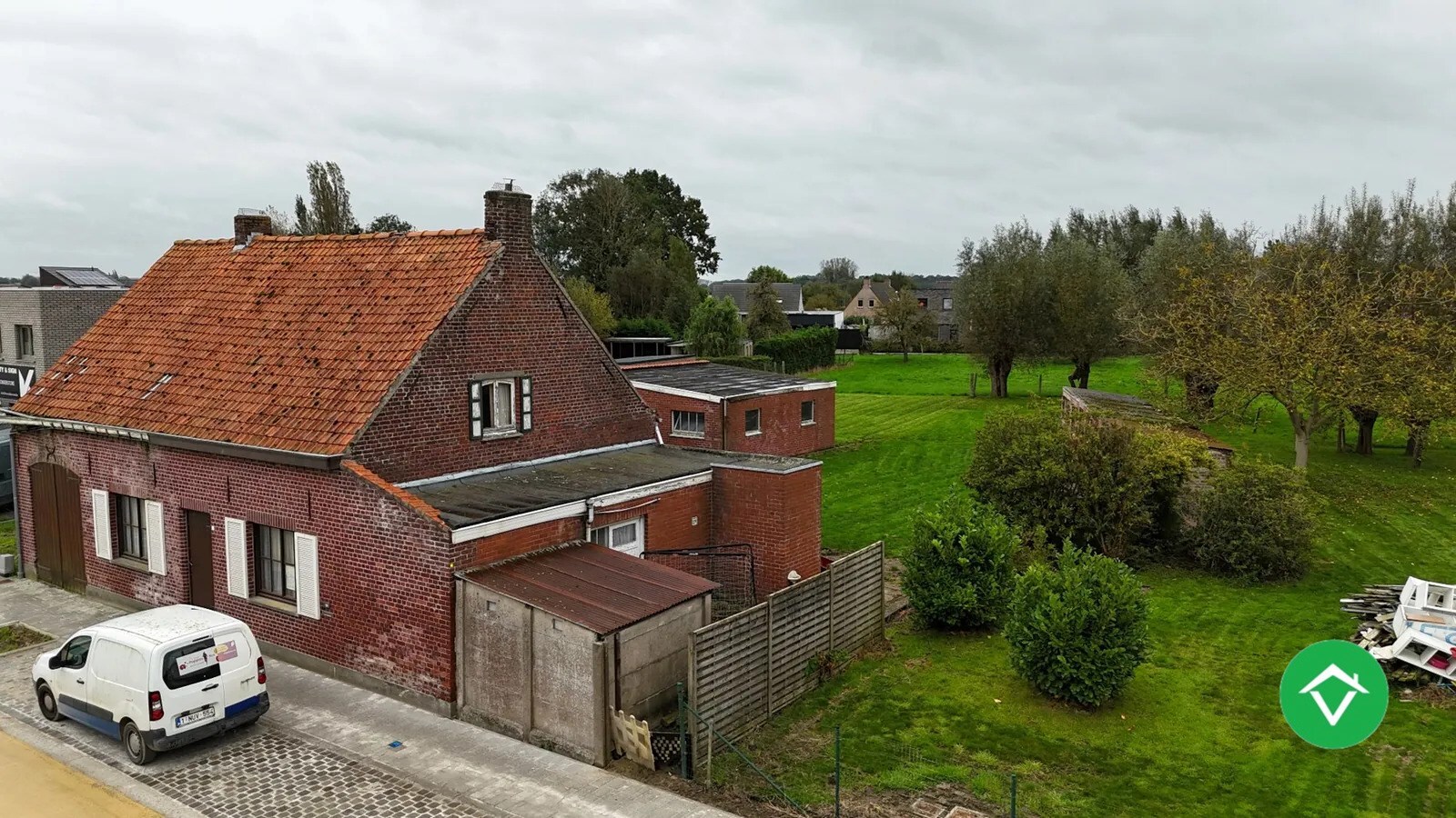Te renoveren woning met 3  slaapkamers en bijhorend stuk grond te Koekelare 