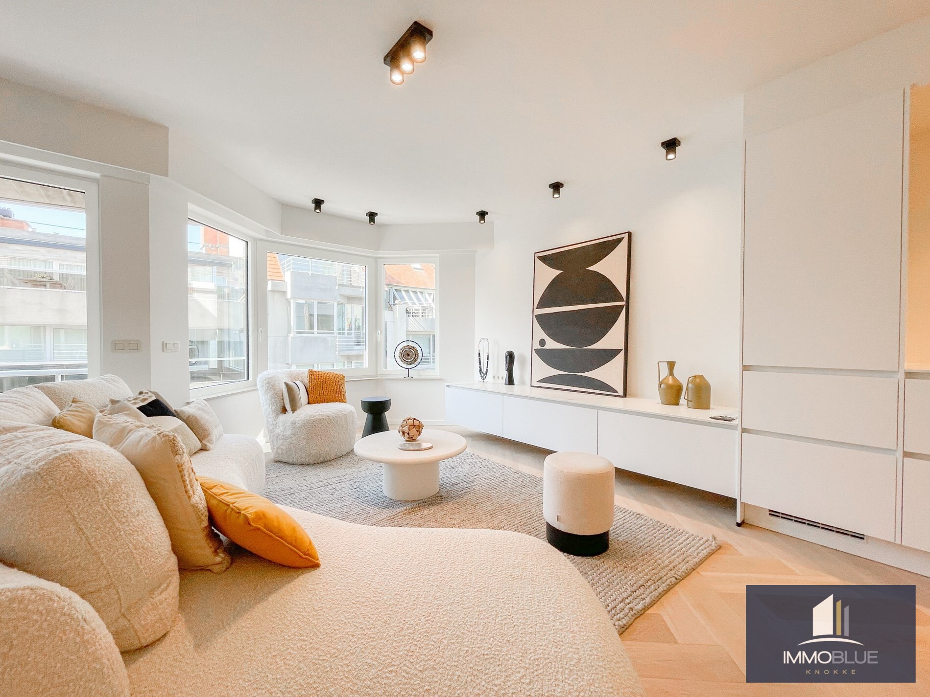 Volledig gerenoveerd lichtrijk appartement met een mooi zijdelings zeezicht, gelegen nabij het Driehoeksplein. 