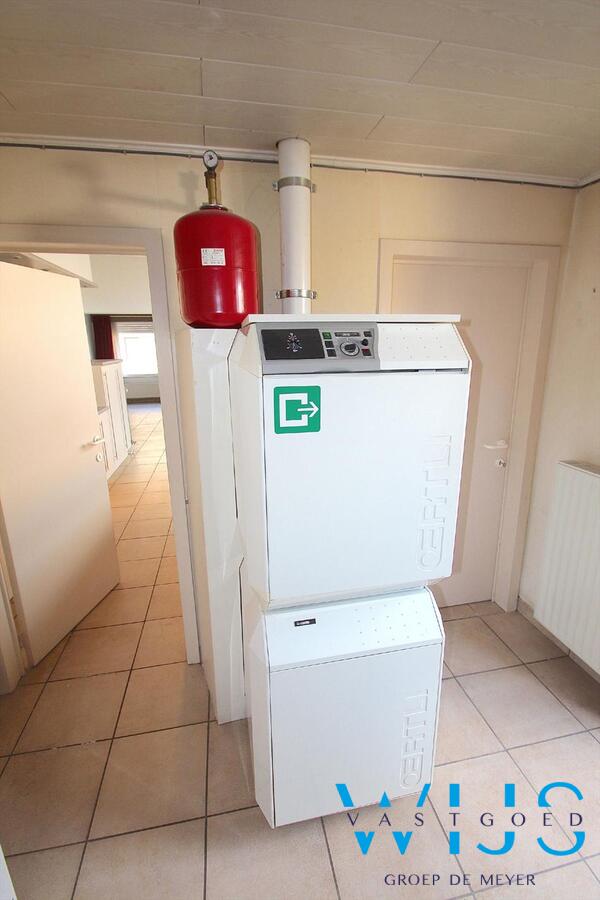 Zeer centraal gelegen en ruime woning met garage te Ertvelde ! 