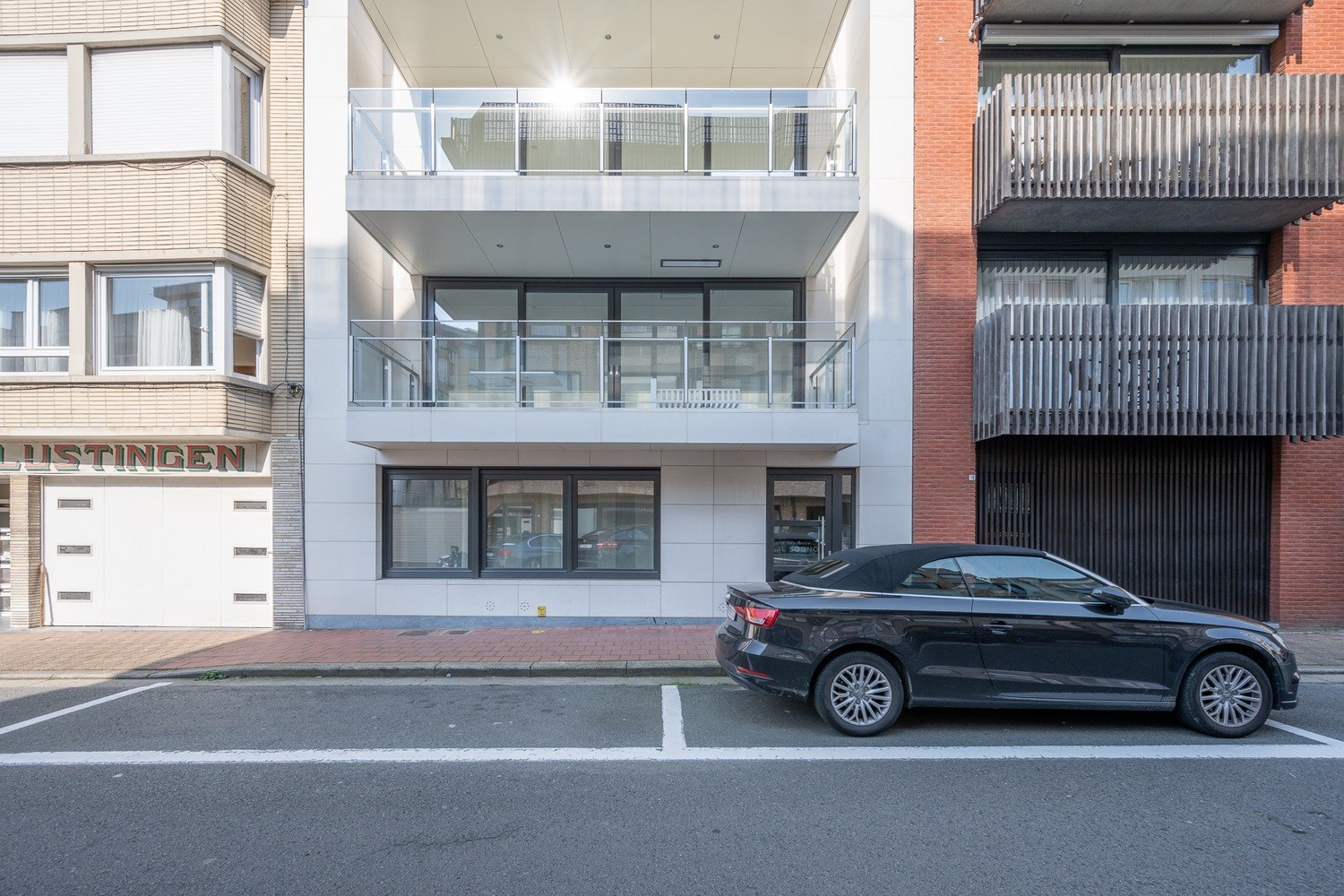 GEMEUBELD: Uniek, r&#233;cent gelijkvloersappartement met mooie zonnige tuin, centraal gelegen op de een topligging vlakbij de Dumortierlaan te Knokke 