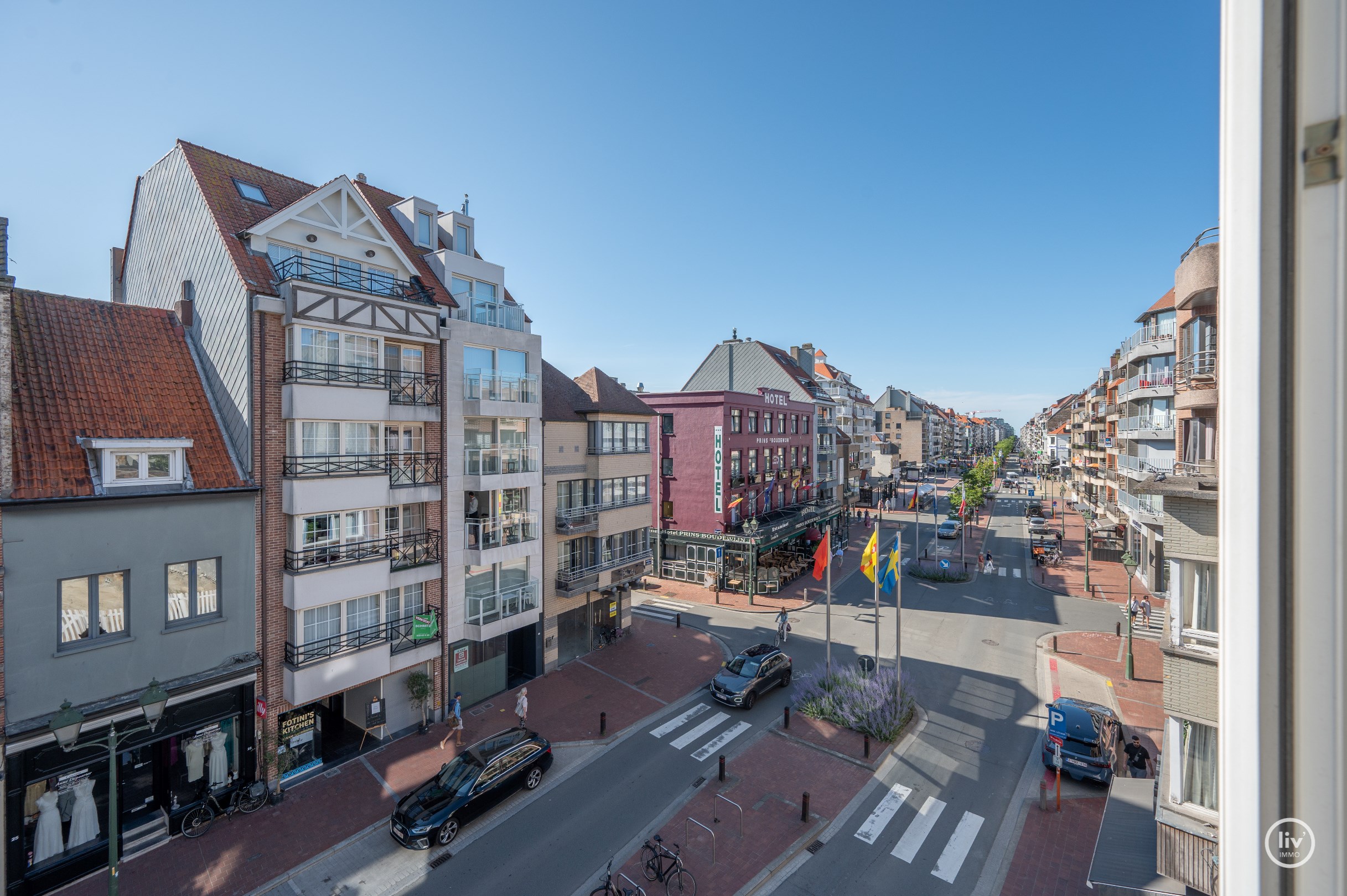 Gerenoveerd, lichtrijk appartement met 3 slaapkamers voorzien van alle luxe, gelegen op de Lippenslaan te Knokke. 