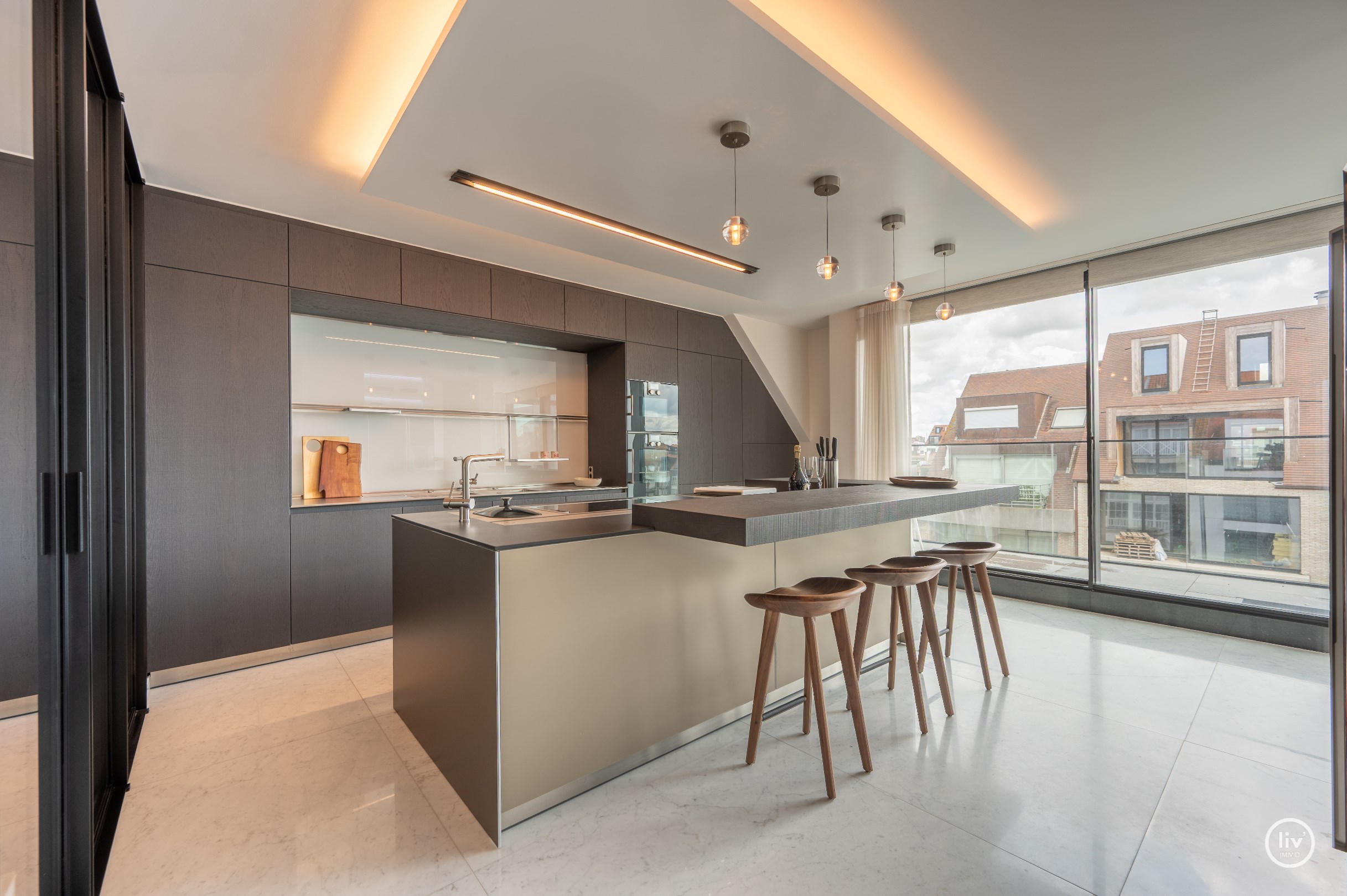 Buitengewone hoekduplex ( 274m&#178;) gelegen vlakbij Zeedijk en het Rubensplein. Ruime garage te koop op de gelijkvloerse verdieping in het gebouw. 