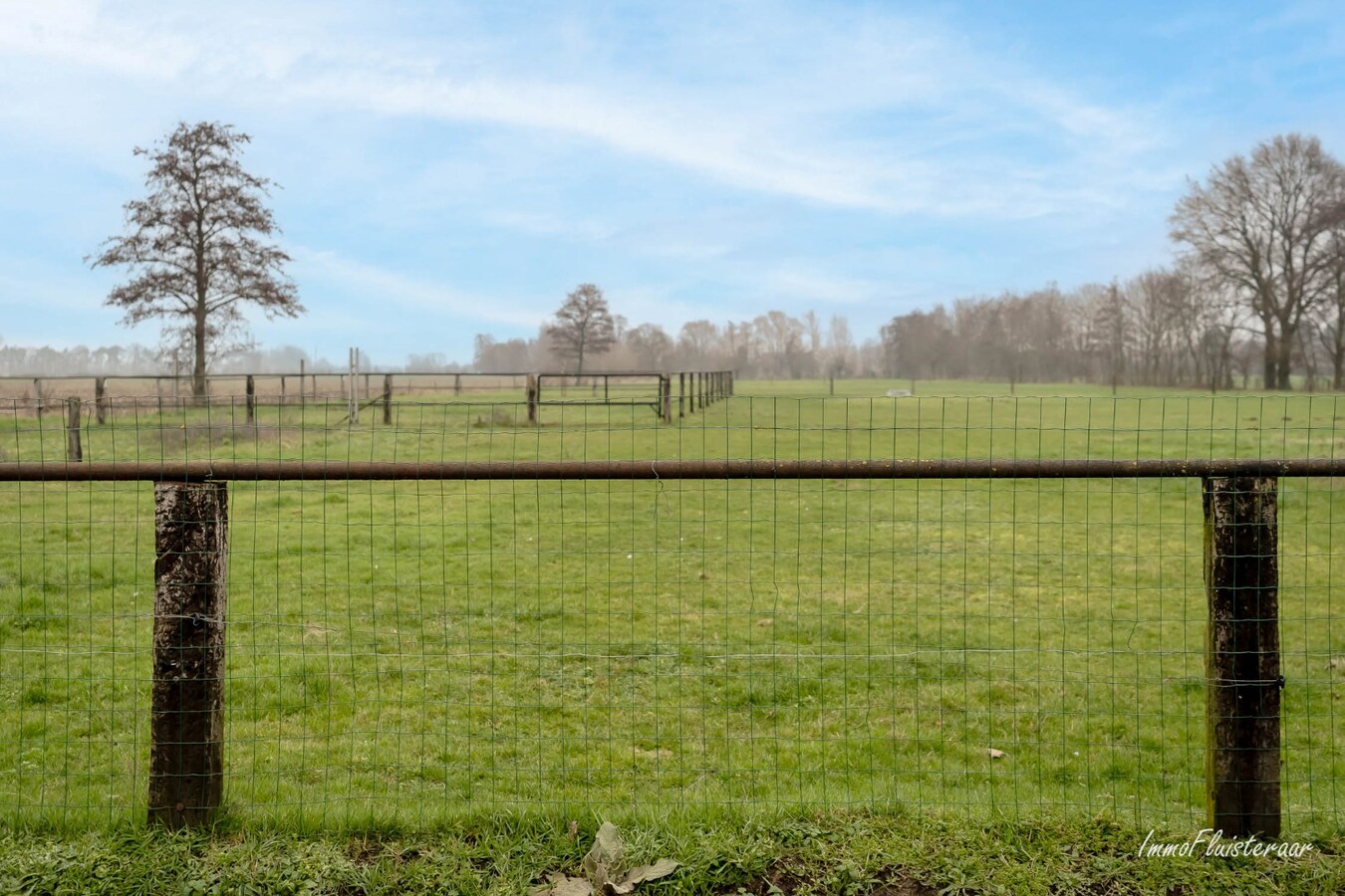 Hoeve met landelijk, weids zicht en naastliggende bouwgrond. 