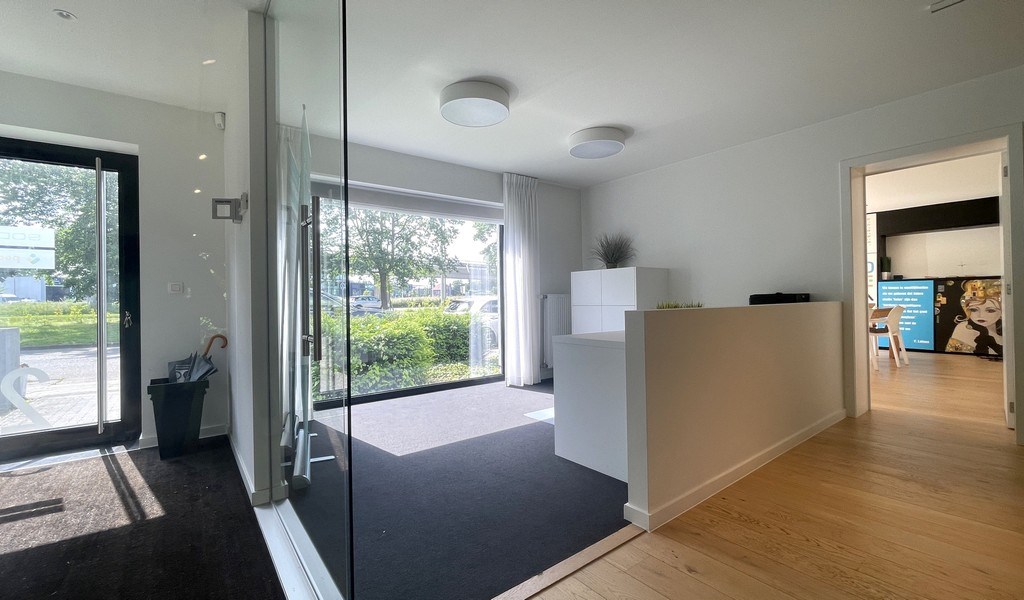Recent gerenoveerd kantoorgebouw te huur in Mechelen