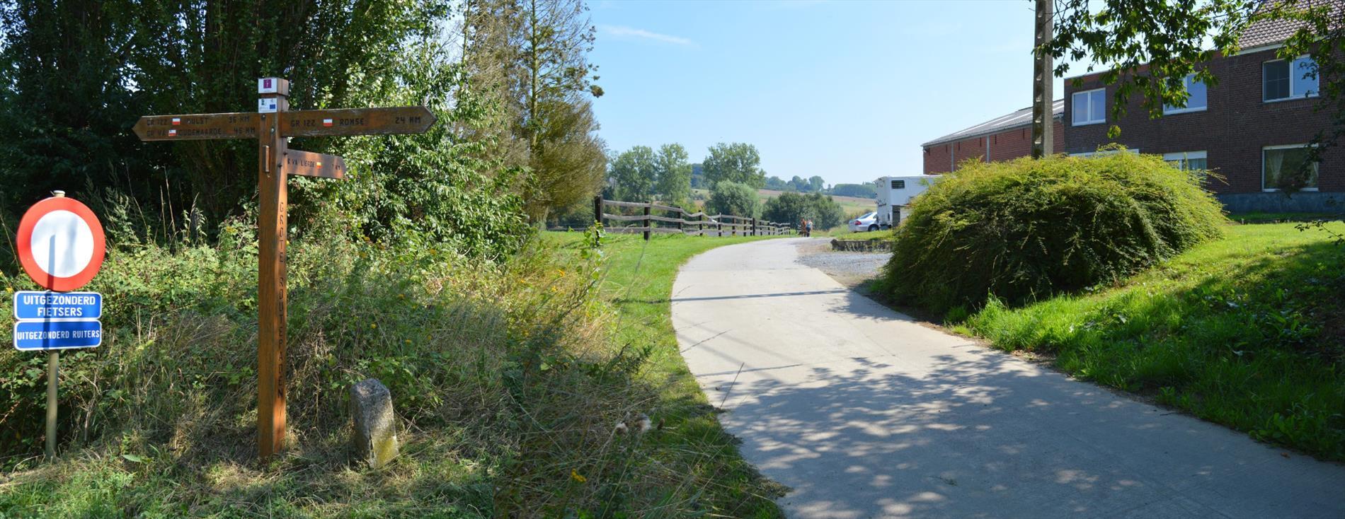 Paardenhouderij met 40 stallen en drafbaan op 4,64ha te Brakel 