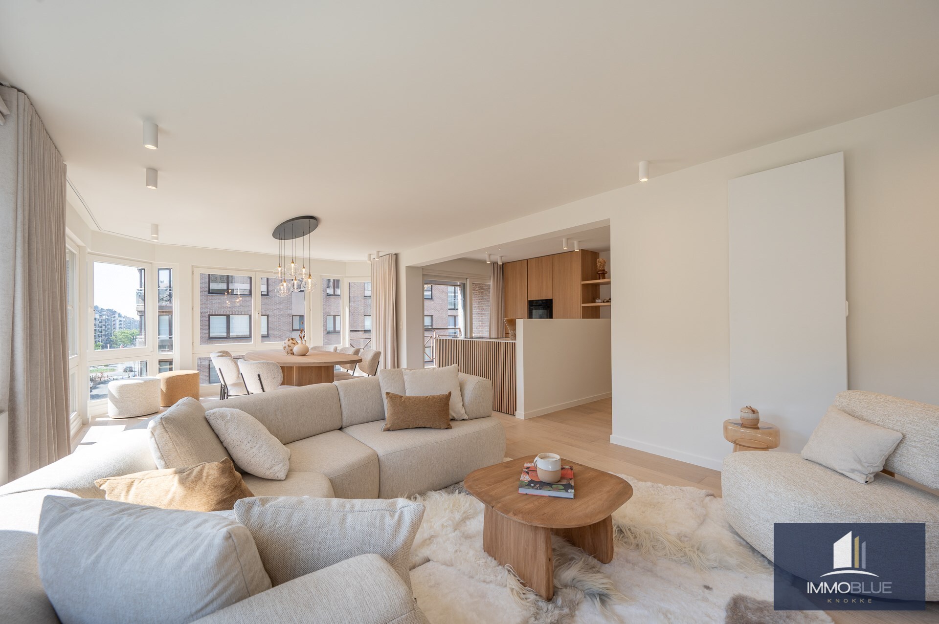 Appartement d’angle avec terrasse orient&#233;e au sud et belle vue sur la mer. 