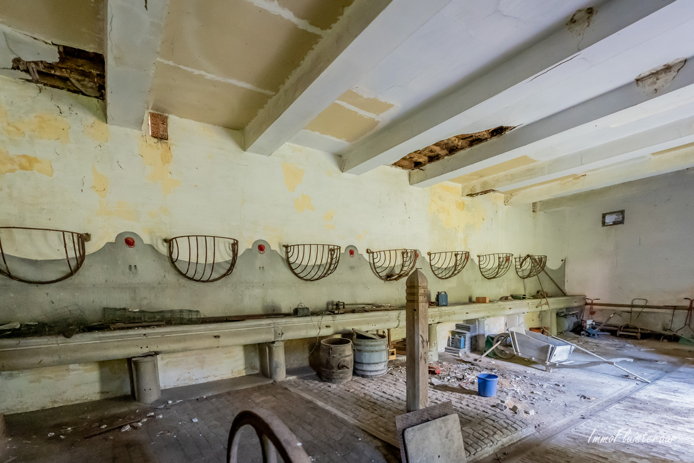 Ferme historique de caract&#232;re &#224; r&#233;nover avec &#233;curies, cour, ruelle et prairie sur env. 1.36ha &#224; Rebecq (Brabant wallon) 