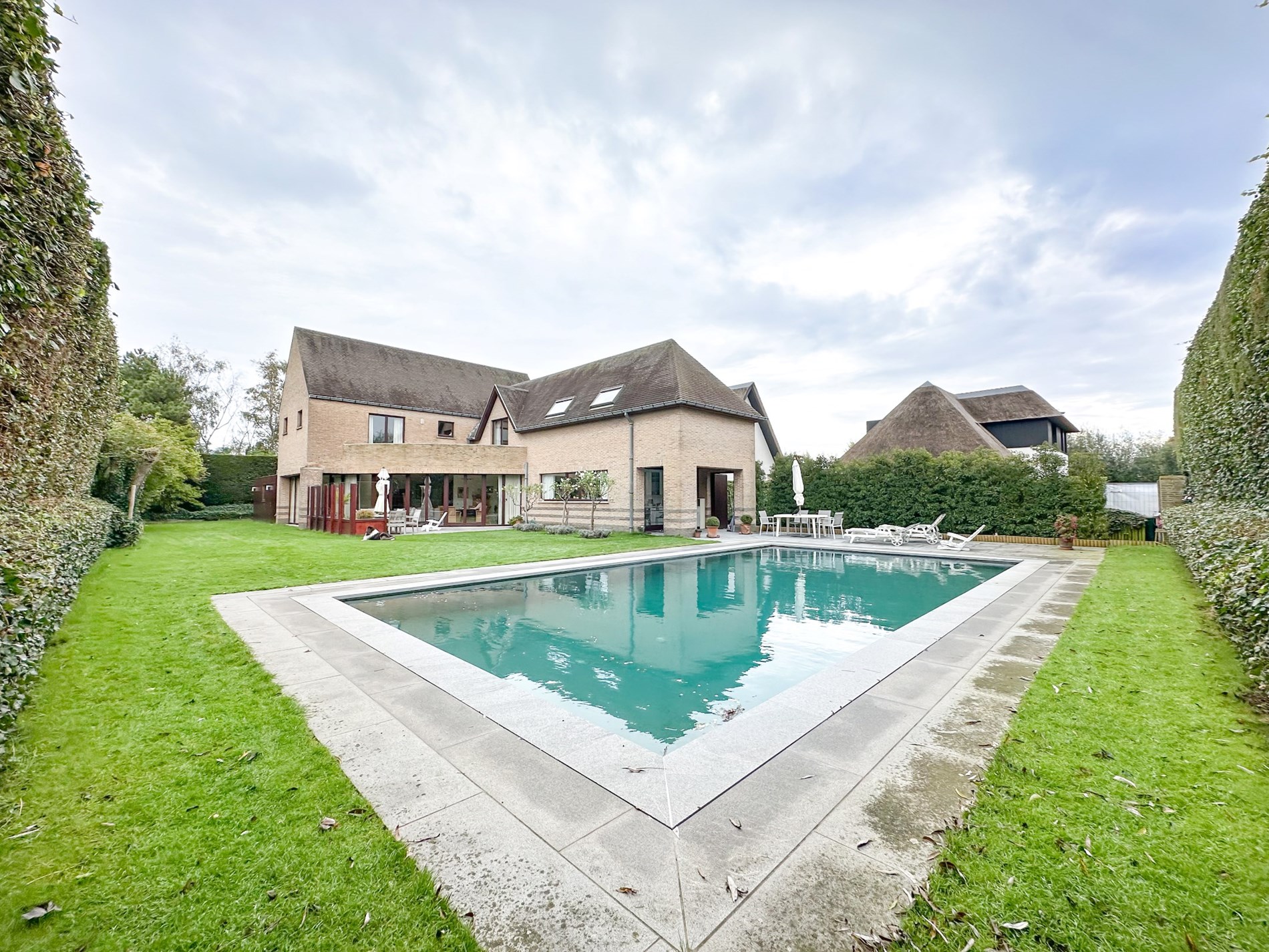 Villa spacieuse avec piscine situ&#233;e sur un terrain tr&#232;s calme de 1 179 m2 dans une belle villa &#224; Knokke. 