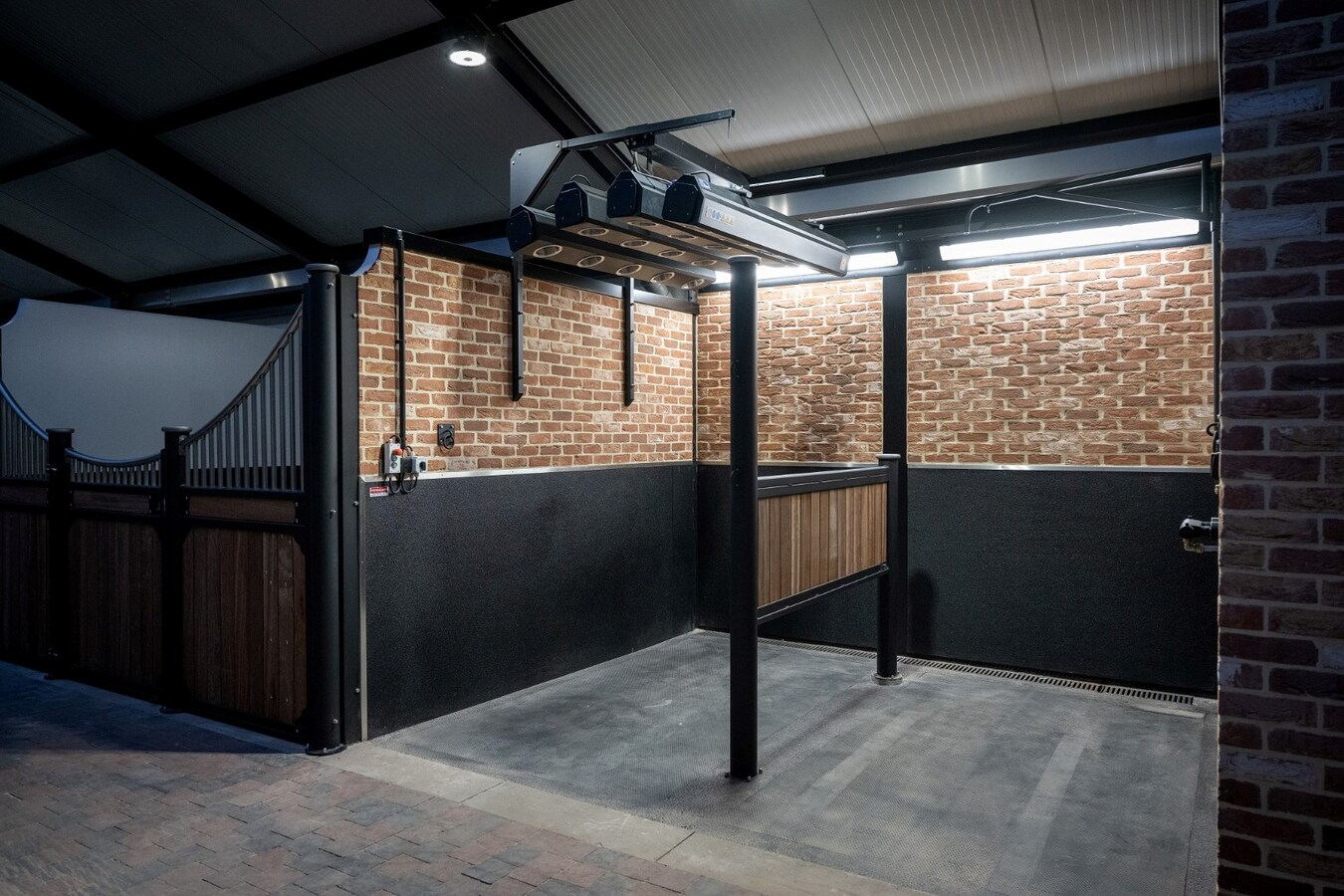 Exclusieve professionele hippische accommodatie (nieuwbouw) met villa op ca. 9 ha te Neerpelt 