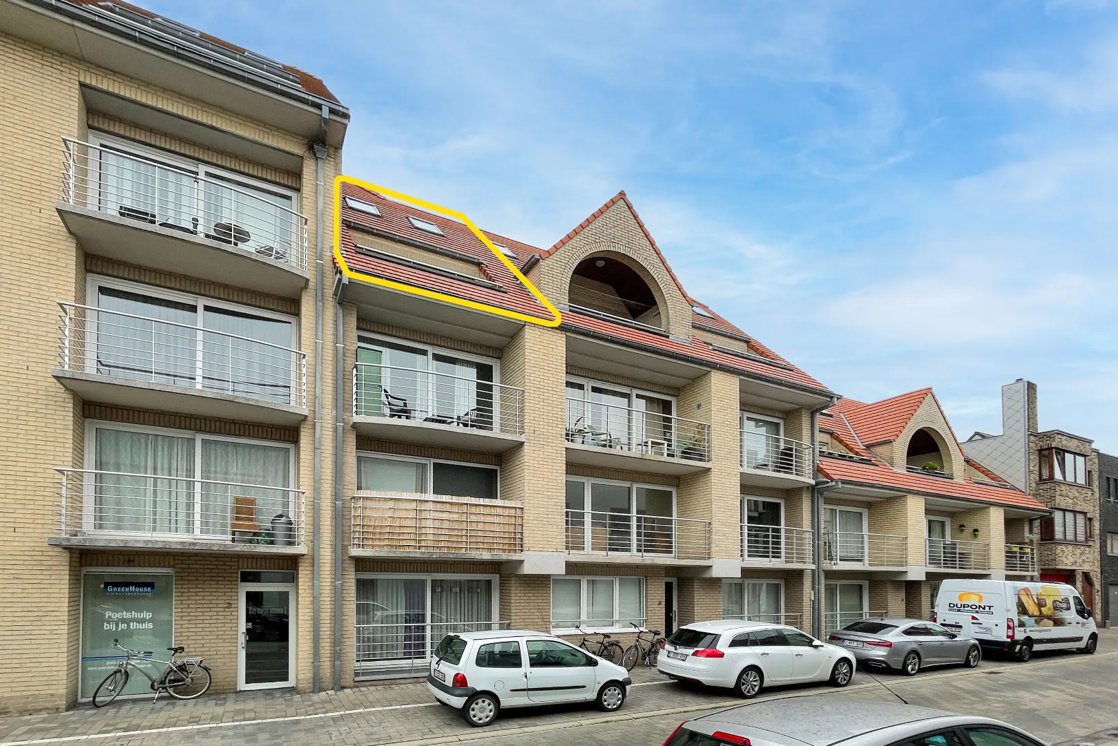 Mooi duplexappartement met 2 slaapkamers, zonnig terras en veel bergruimte te Oostende