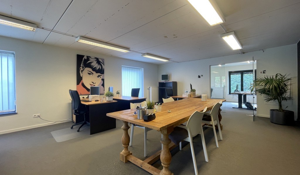 Recent gerenoveerd kantoorgebouw te huur in Mechelen