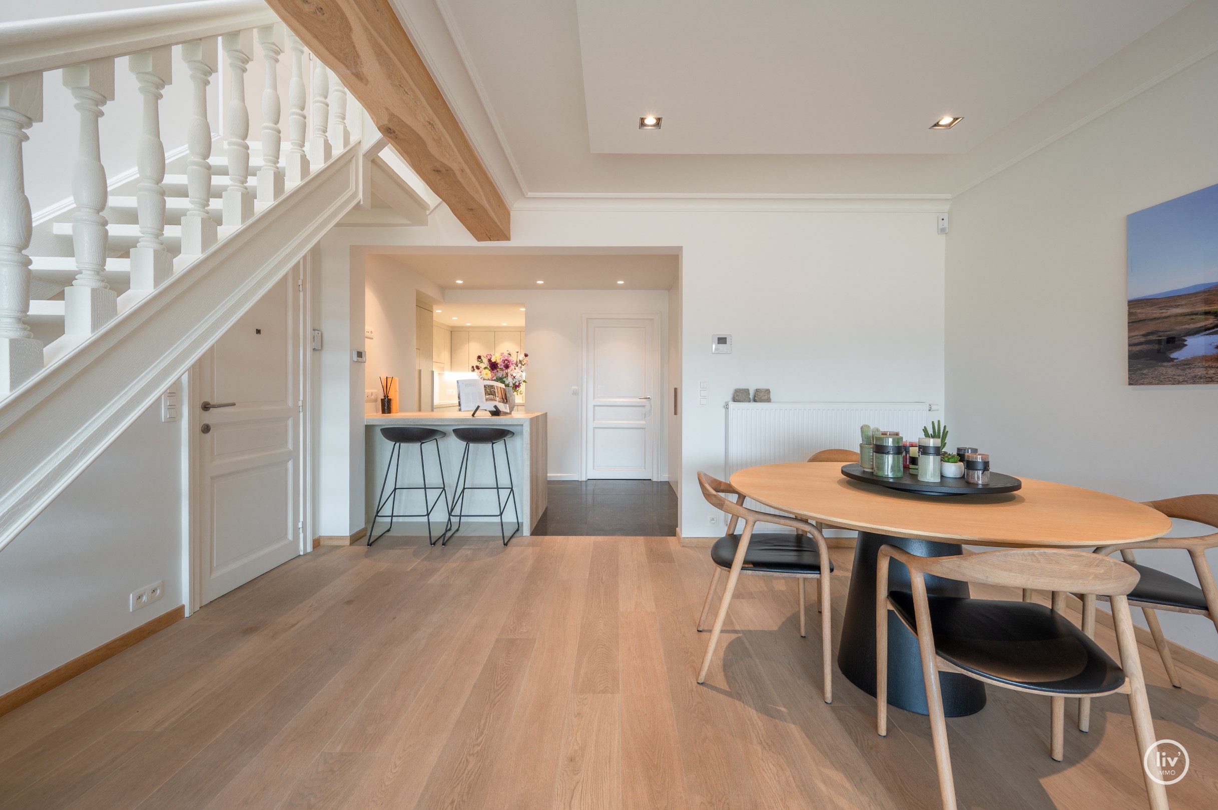 Prachtig instapklaar duplex-appartement met zonnige terrassen genietend van een open zicht en tevens zeezicht (Mogelijkheid tot aankoop van een inpandige garagebox). 