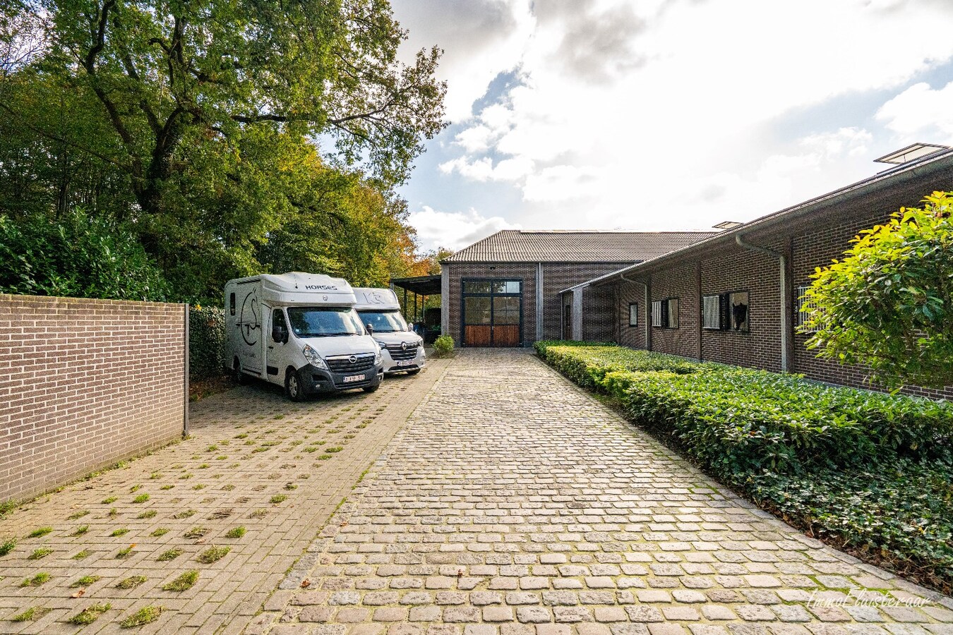 Unieke trainingsstal met prachtige villa op ca. 1 ha te Halle-Zoersel (Mogelijkheid tot aankoop extra weide) 