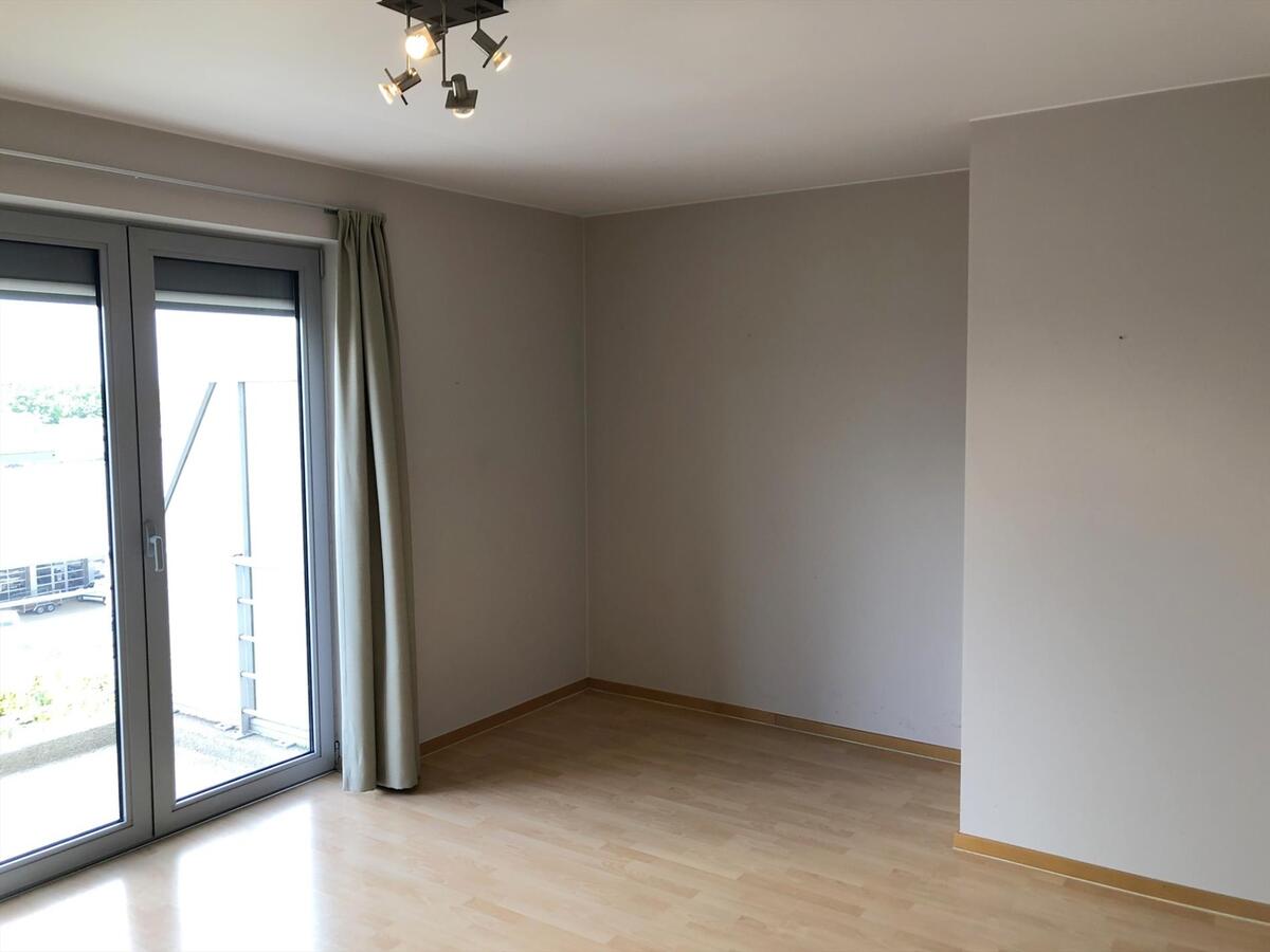 Modern en lichtrijk dakappartement met 2 slaapkamers in centrum Aalter 