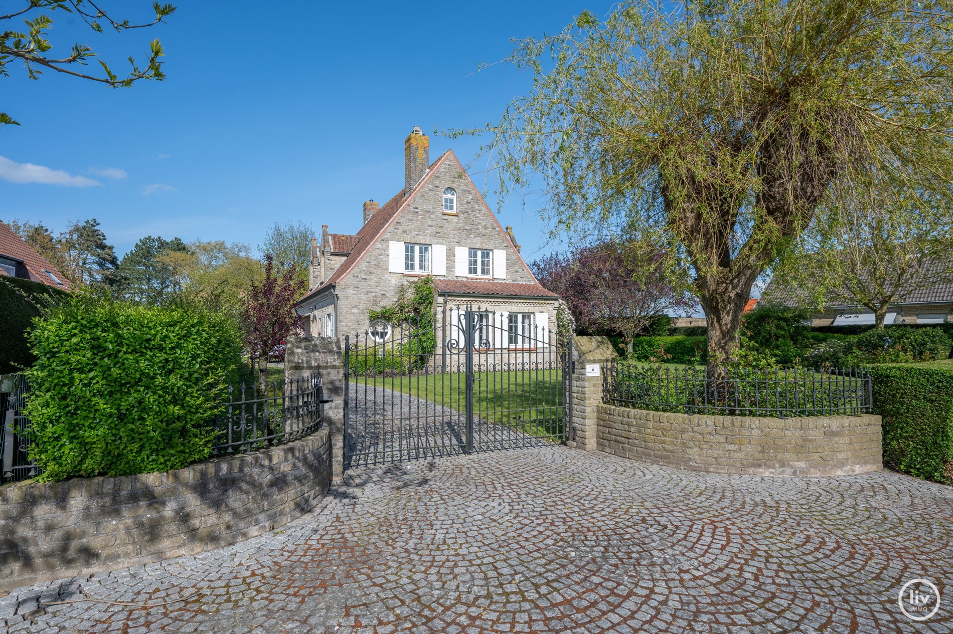 Magnifique villa, situ&#233;e sur un grand terrain de 1365 m2 dans un quartier r&#233;sidentiel de villas &#224; distance de v&#233;lo du centre de Knokke. 