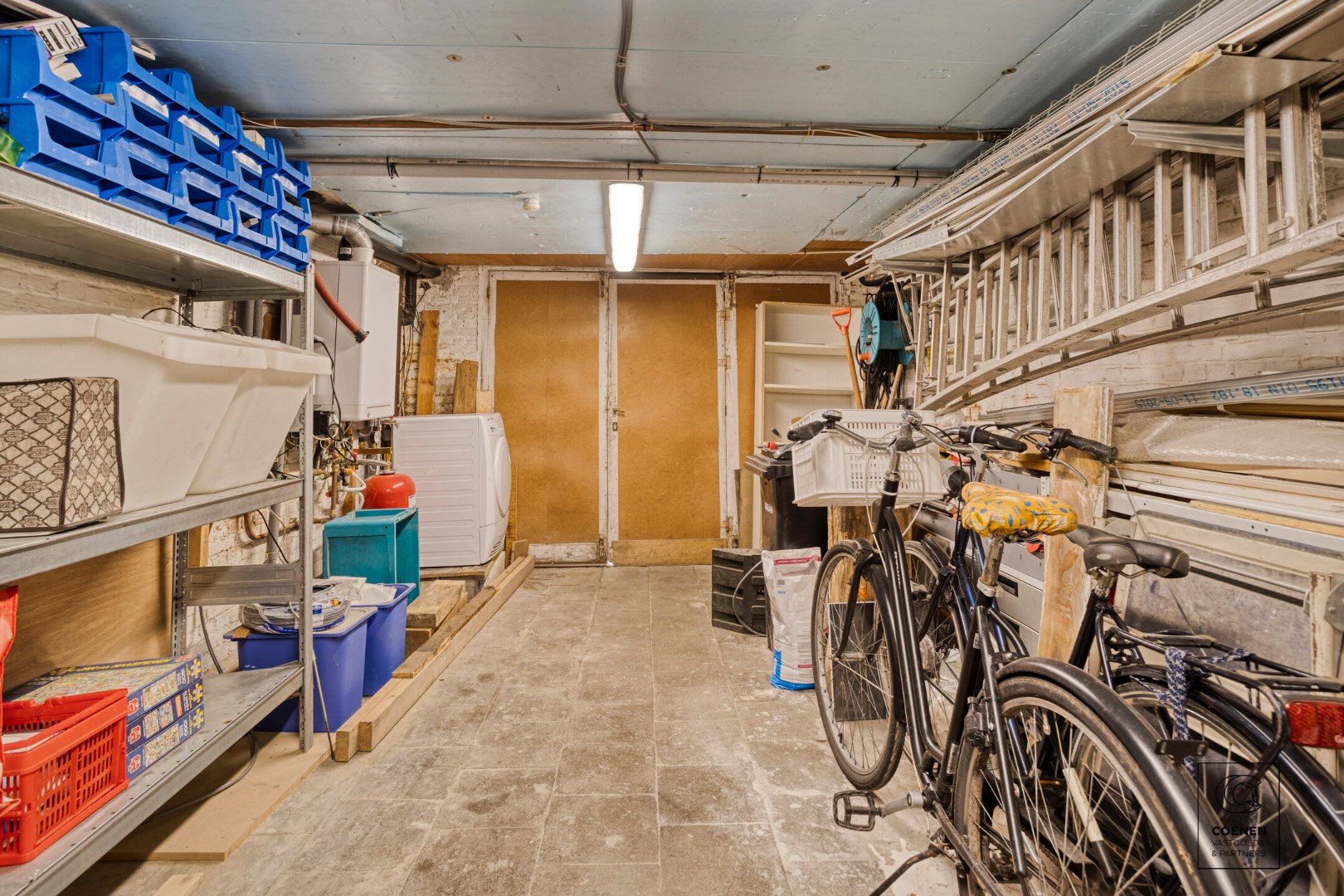 Instapklaar herenhuis van 241 m&#178; met drie slaapkamers, gelegen in Mortsel! 