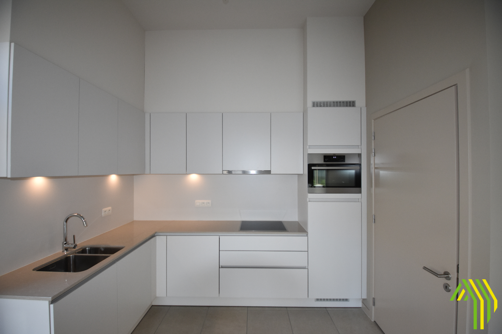Volledig afgewerkt appartement in centrum Ardooie met 2 slaapkamers en ondergrondse parking en afsluitbare bergplaats 