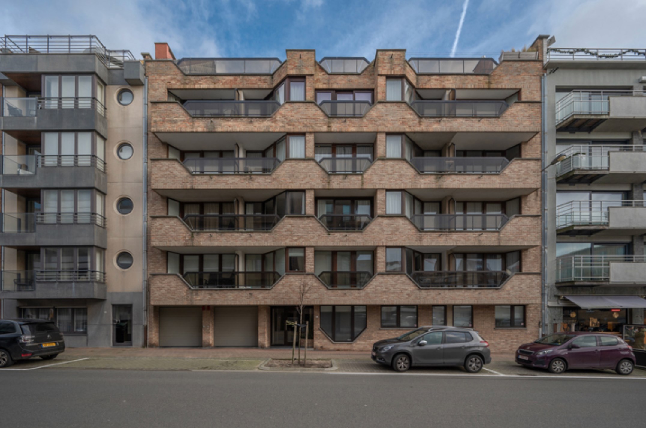 Integraal gerenoveerd dak-appartement met zonne-terrassen op 20 meter wandelafstand van de zeedijk-Albertstrand. 