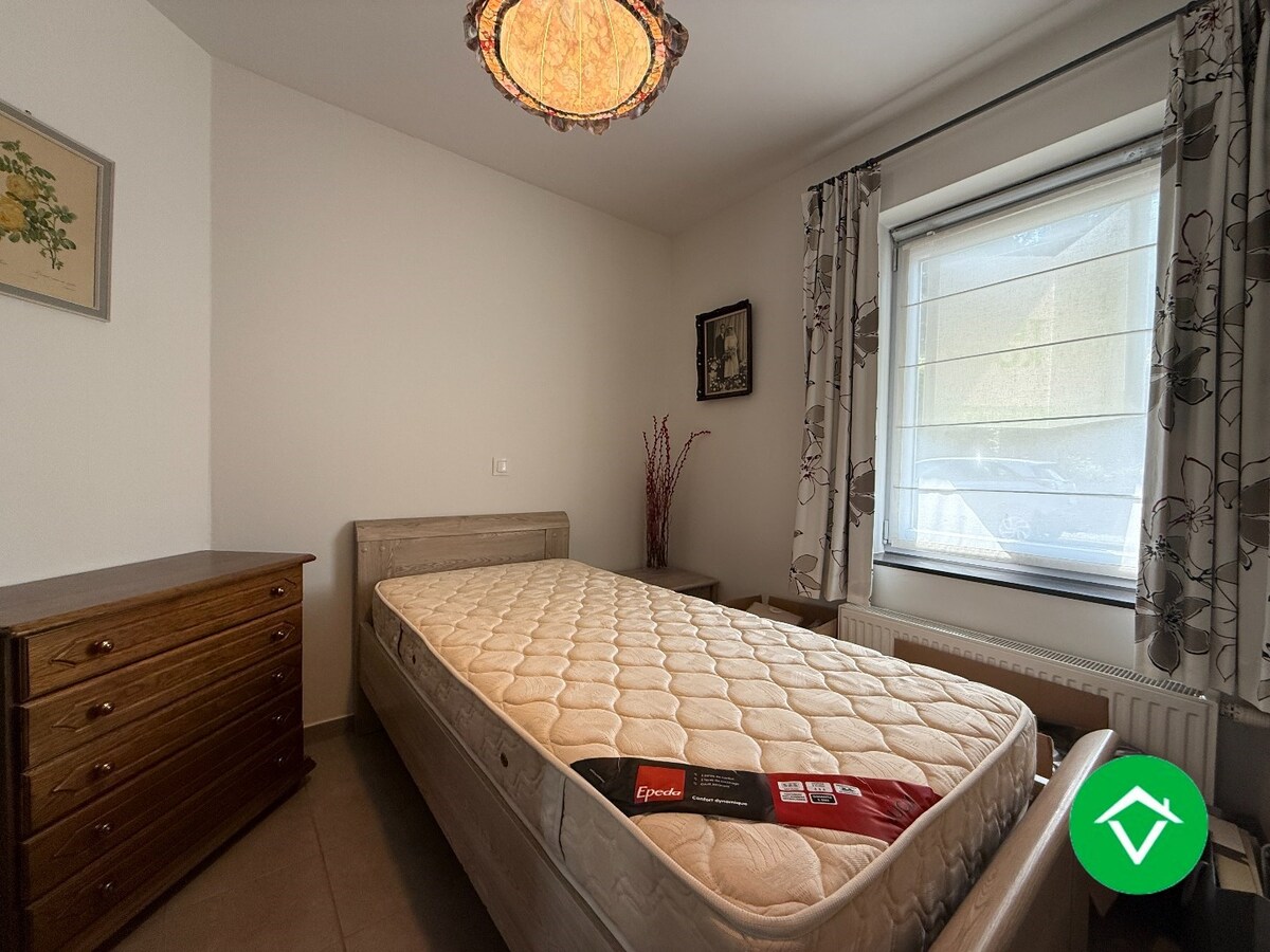 Gelijkvloers appartement op een centrale ligging met &#233;&#233;n slaapkamer, tuin en autostaanplaats te Roeselare 