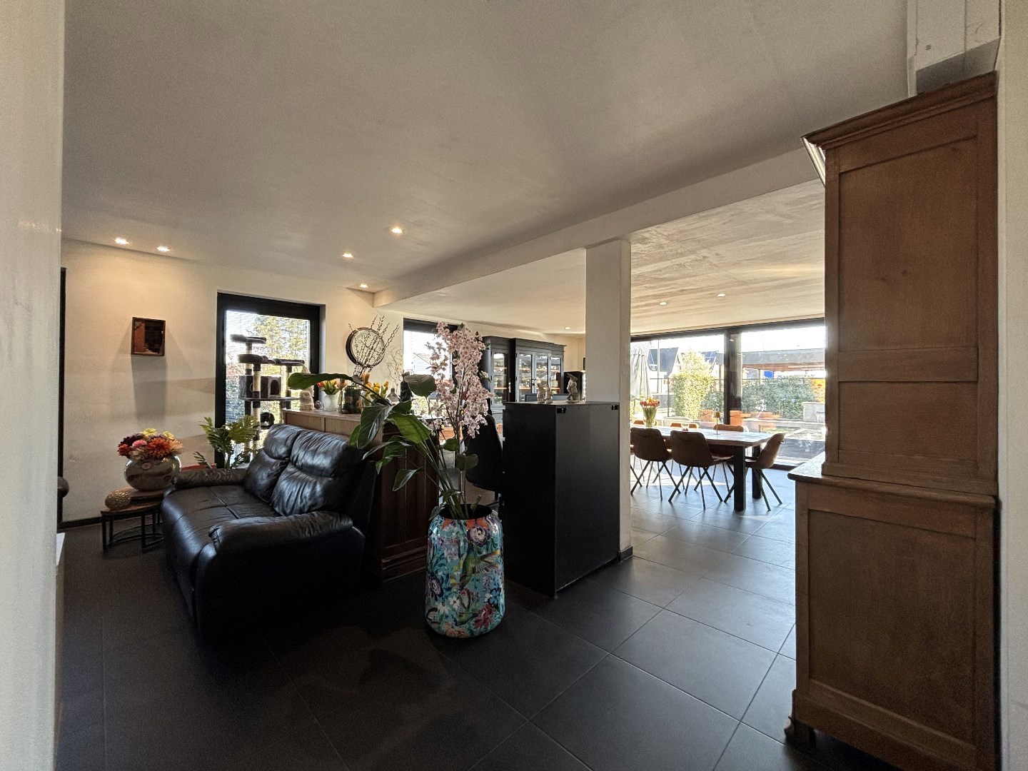 Ruim en energiezuinig gelijkvloers appartement met 3 slpk. nabij het centrum van Lommel 