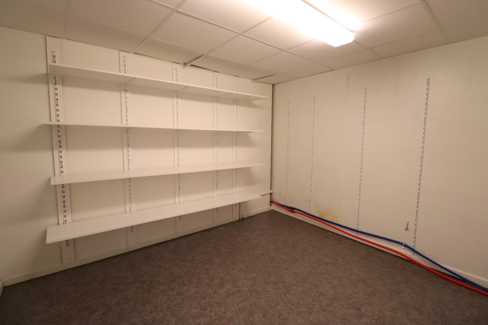 Ruim handelspand (+/- 400m&#178;) te huur gelegen op TOPLOCATIE in Geel! 