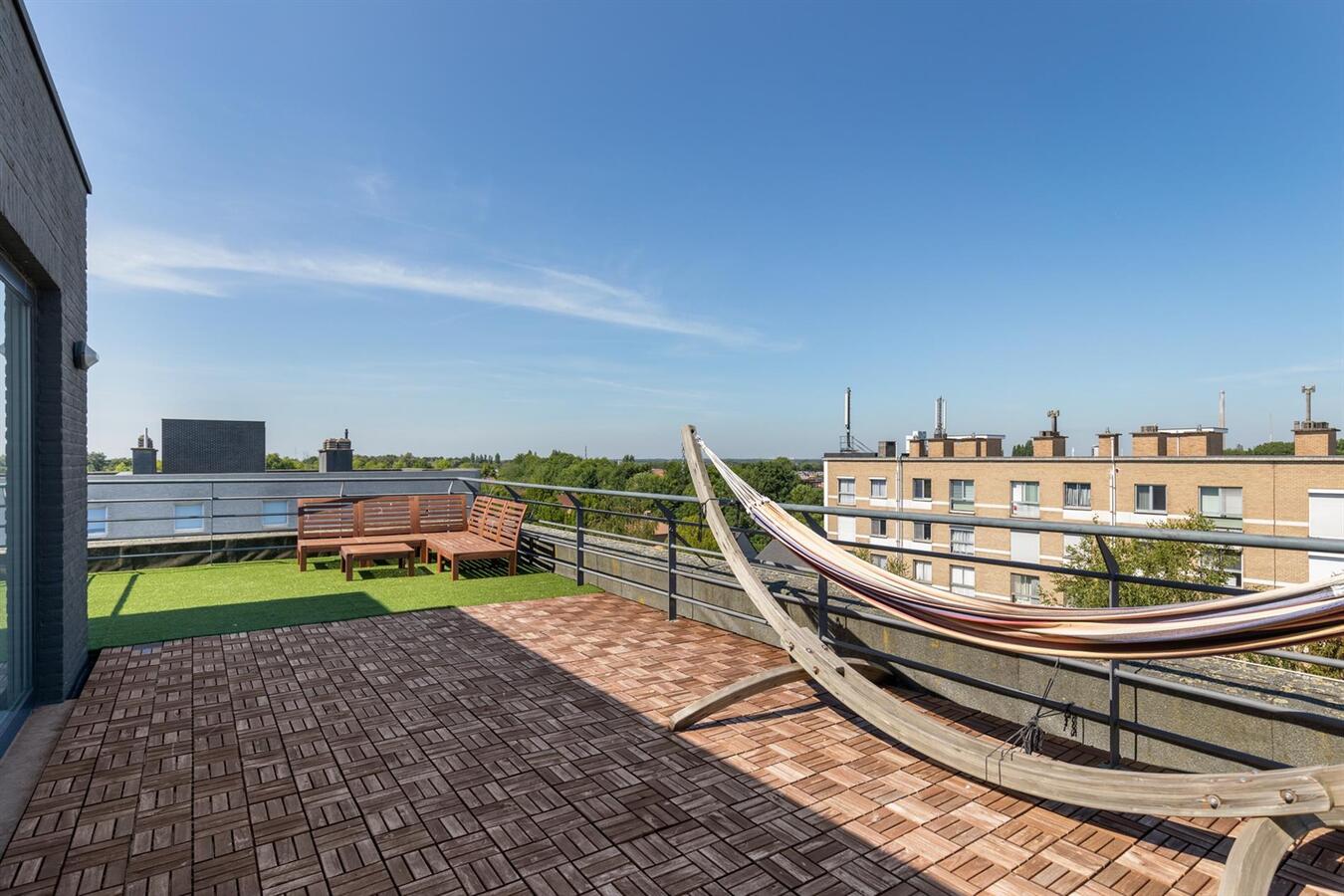 Kwalitatief gerenoveerd appartement met terras van 35m&#178;! 