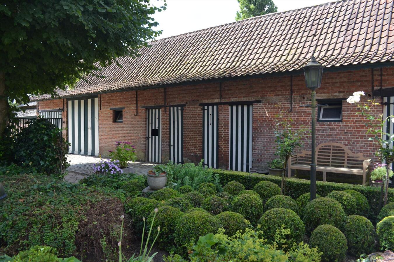 Charmante hoeve op ca. 0,63Ha te Lokeren, deels gelegen in woongebied. 