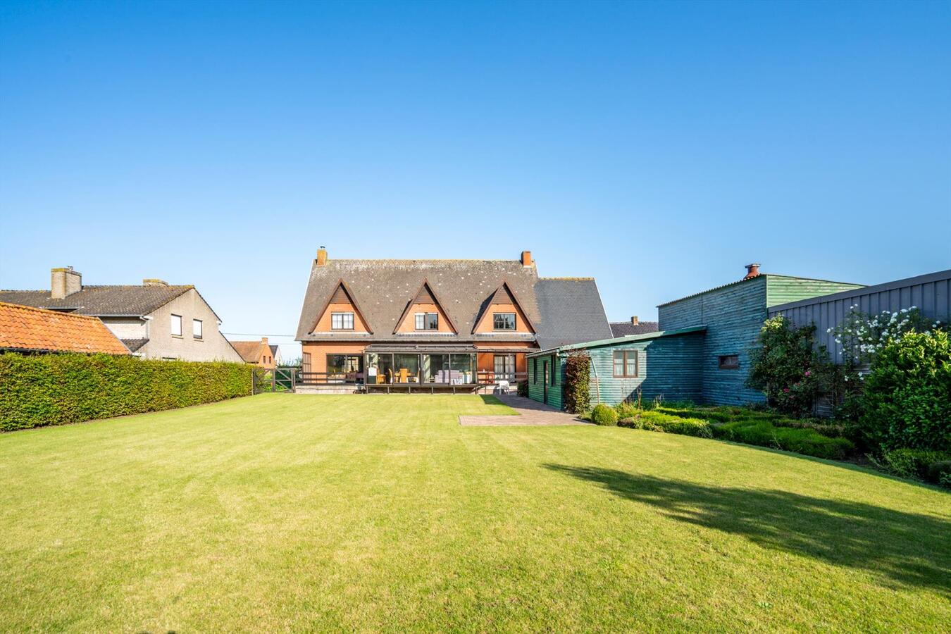 Grote woning met 6 slaapkamers en atelier op 2645 m&#178; te Koekelare 