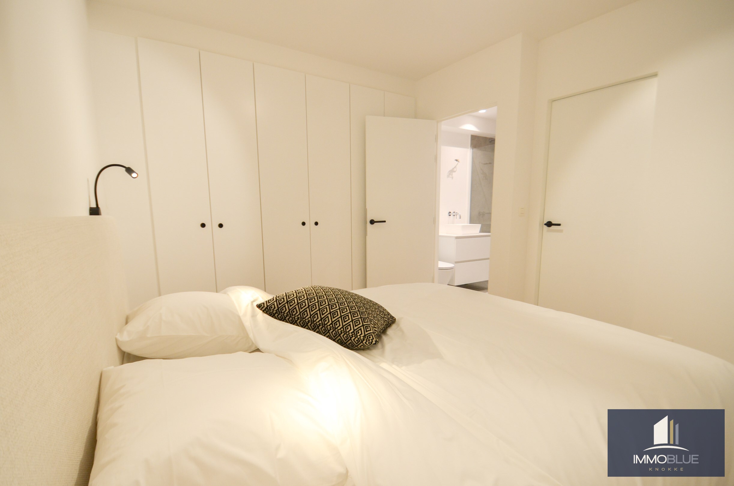 Appartement intemporel, r&#233;cemment enti&#232;rement r&#233;nov&#233;, avec vue lat&#233;rale sur la mer, situ&#233; au Zoute. 