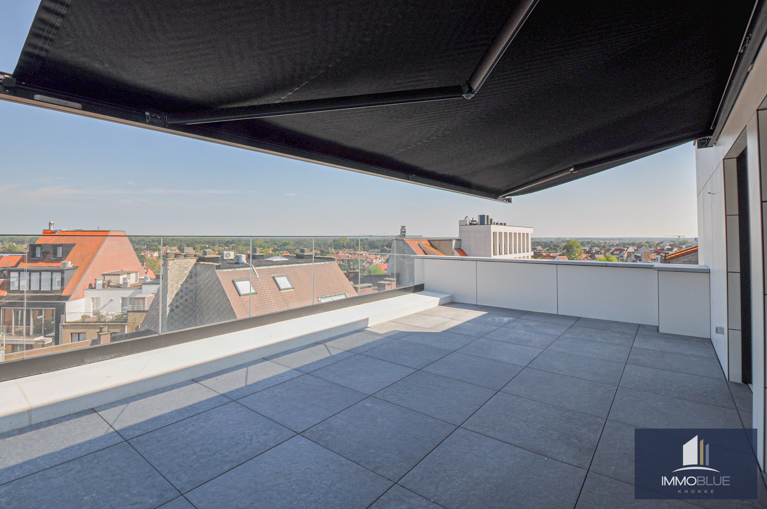 Volledig gerenoveerd dakappartement met een terras van ongeveer 45 m&#178;. 