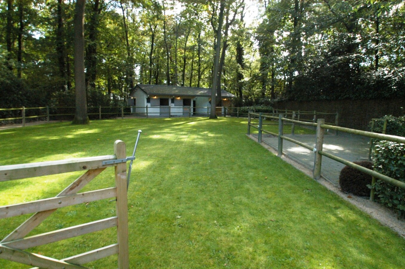 Smaakvol ingericht landhuis met stallen op ca. 1.600m&#178; te Zandhoven 