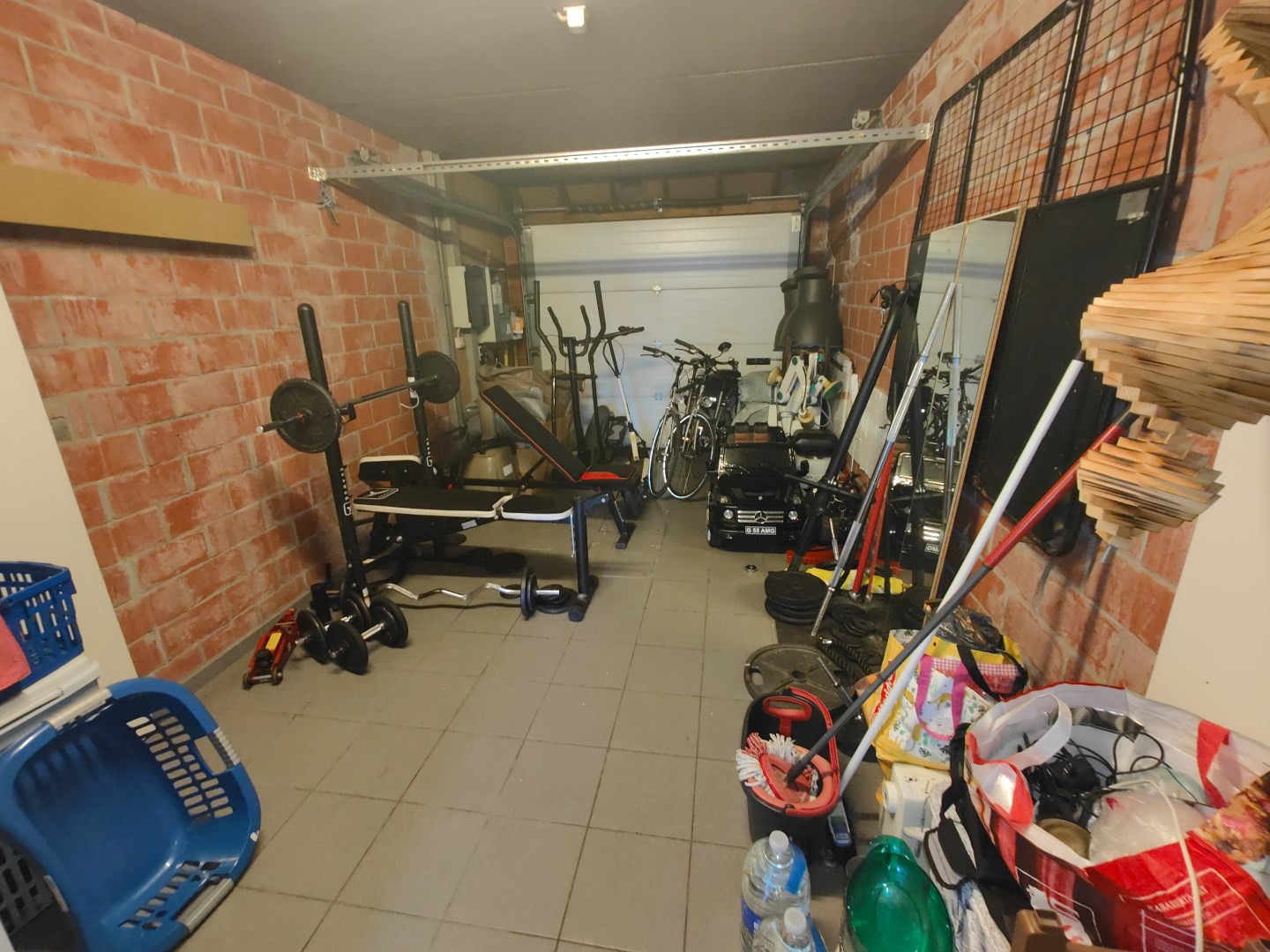 Ruime woning met achterliggende tuin en inpandige garage 