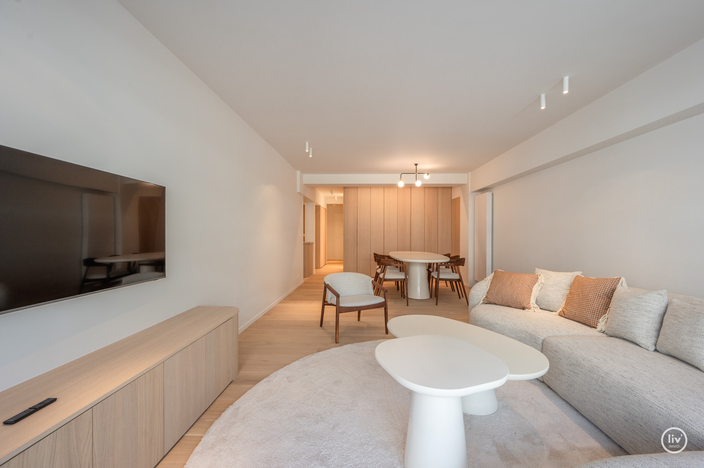 Gezellig gerenoveerd 3 slaapkamerappartement centraal gelegen op de P.Parmentierlaan te Knokke met ruim terras. 