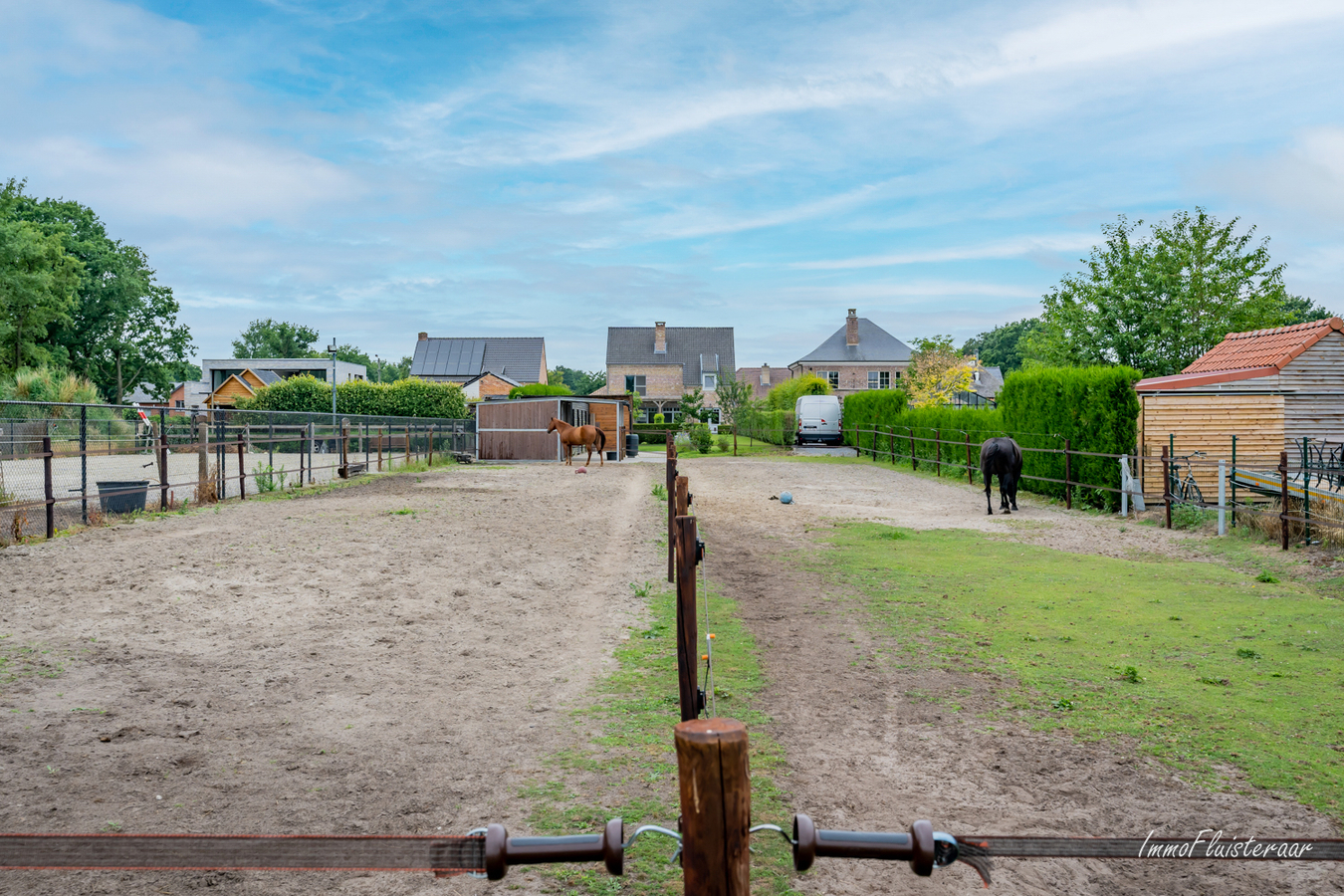 Instapklare villa met paardenstallen en weide op ca. 50 are te Leopoldsburg. 