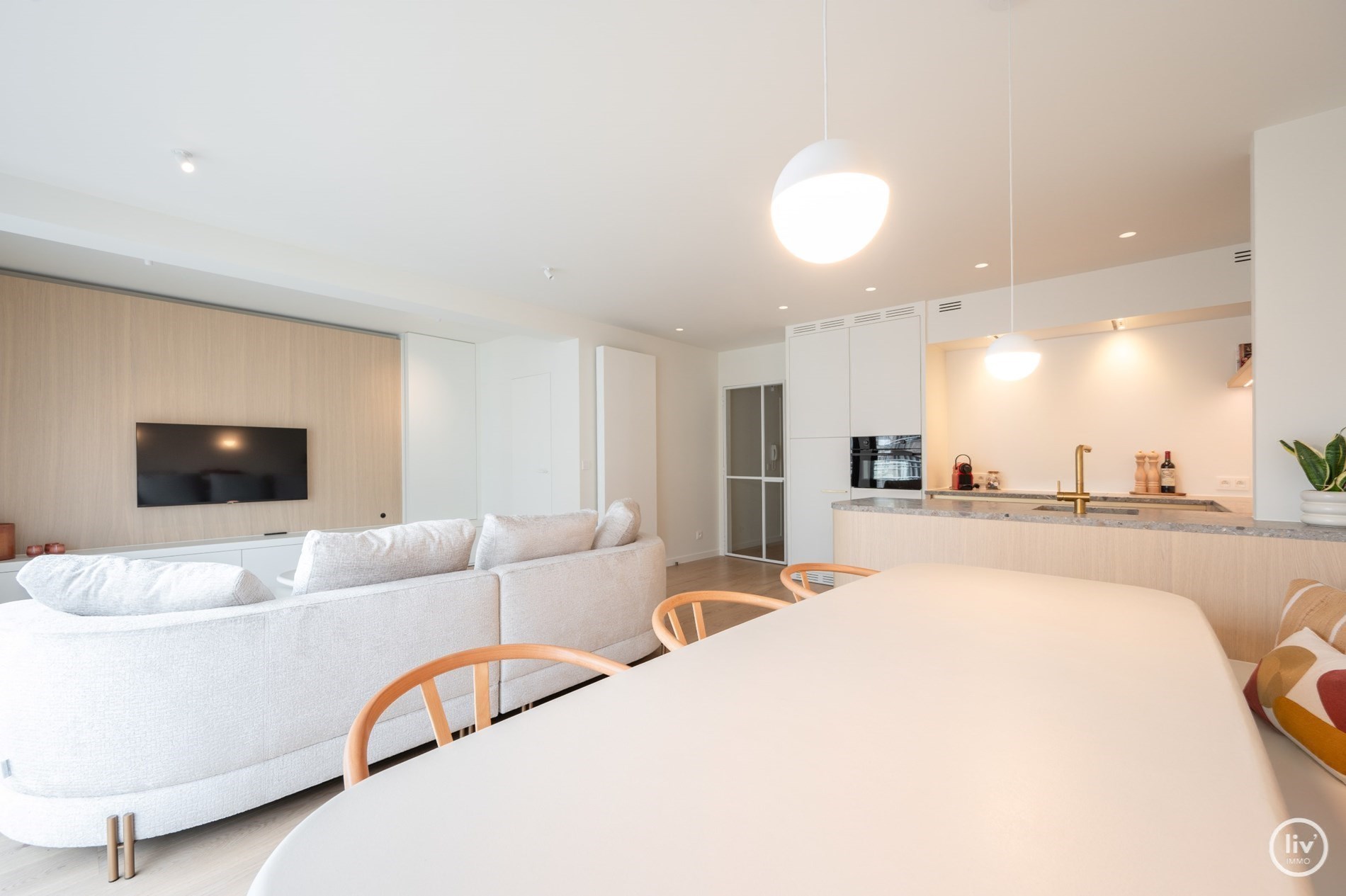 Stijlvol en luxueus gerenoveerd appartement met mooie gevelbreedte (6,47m) 