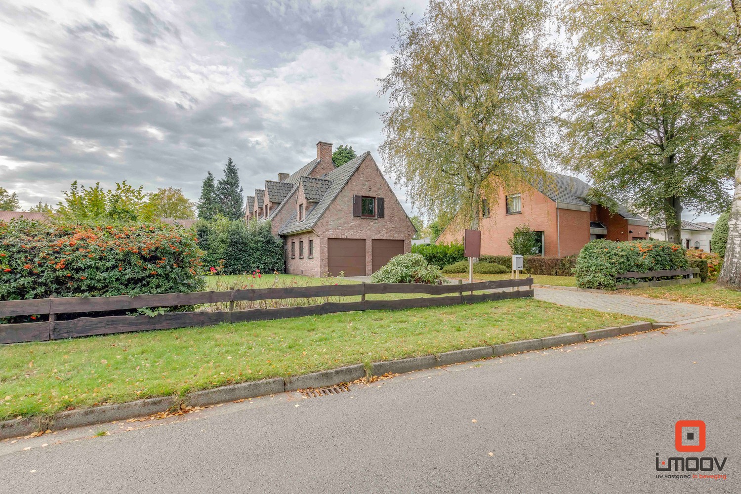 Villa met 4 slaapkamers en 2 inpandige garages 