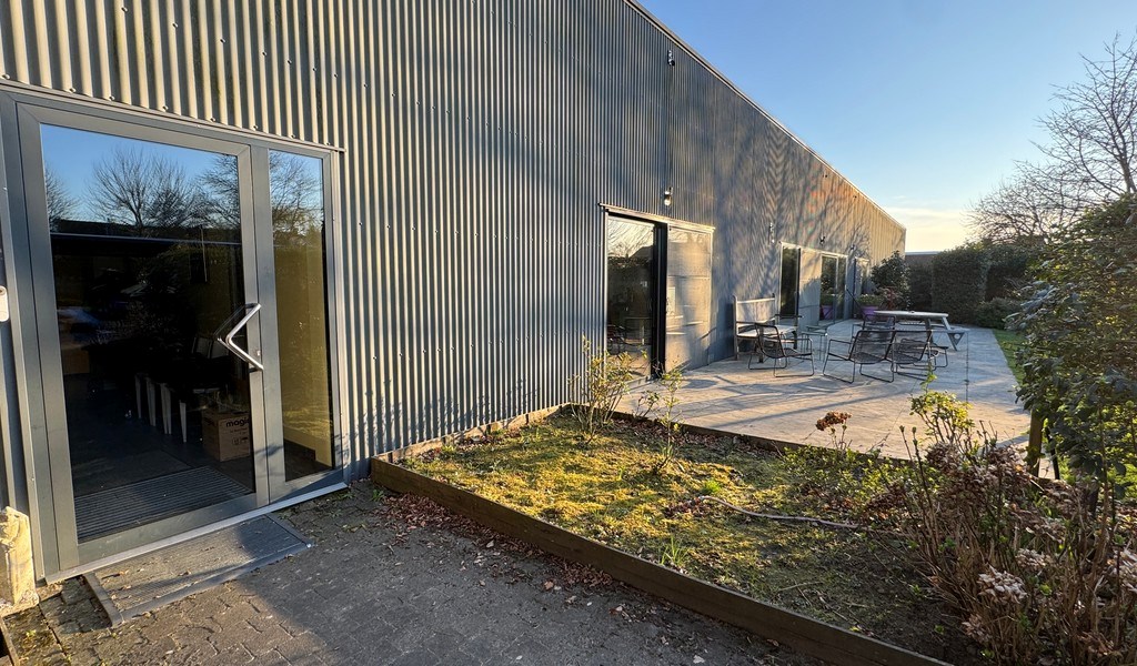Bedrijfsgebouw met laadkades te koop in Gavere