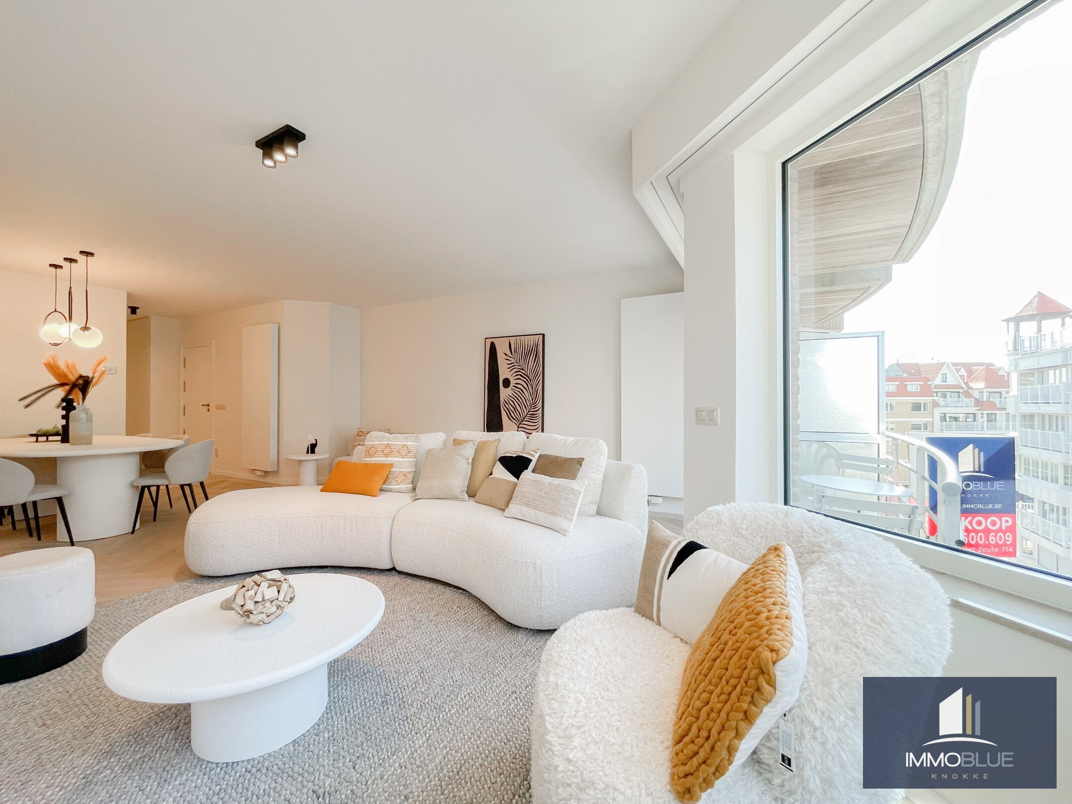 Volledig gerenoveerd lichtrijk appartement met een mooi zijdelings zeezicht, gelegen nabij het Driehoeksplein. 
