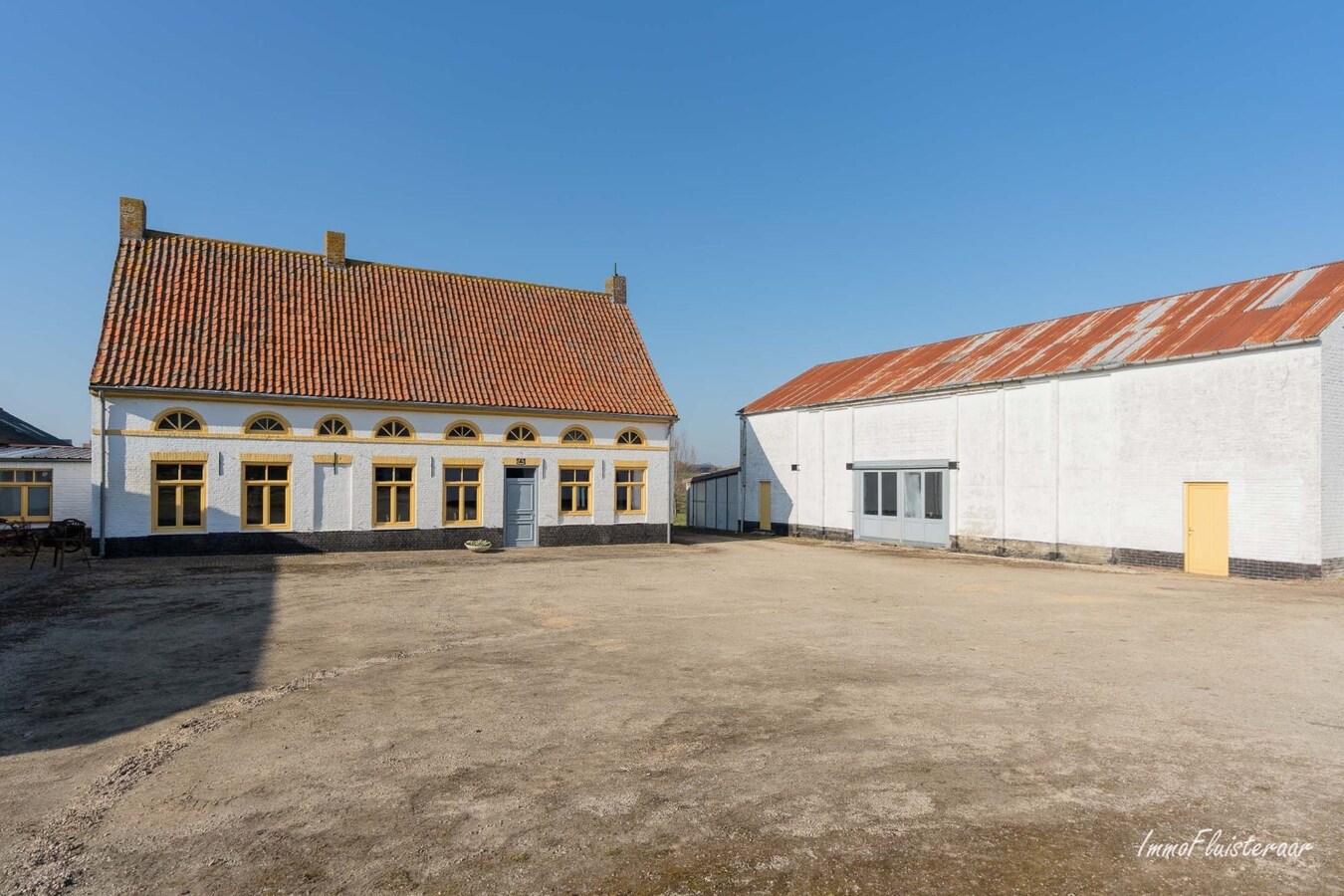 Idyllische en multifunctionele eigendom met stalling, bijgebouwen en renbaan op ca. 7ha 