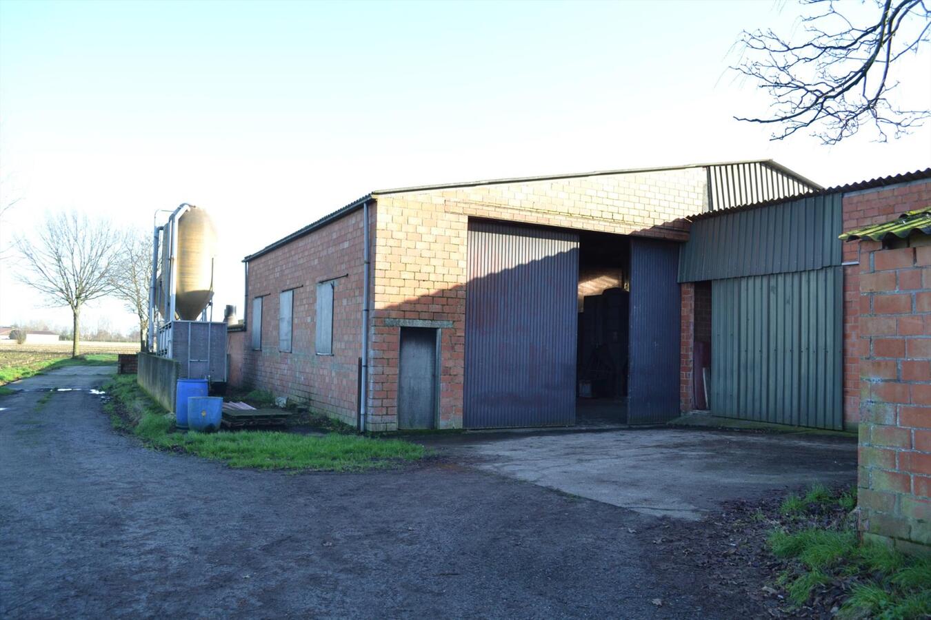 Hoeve met stallen op ca. 2Ha te Nieuwkerken-Waas (uitbreiding tot 4,5Ha mogelijk) 