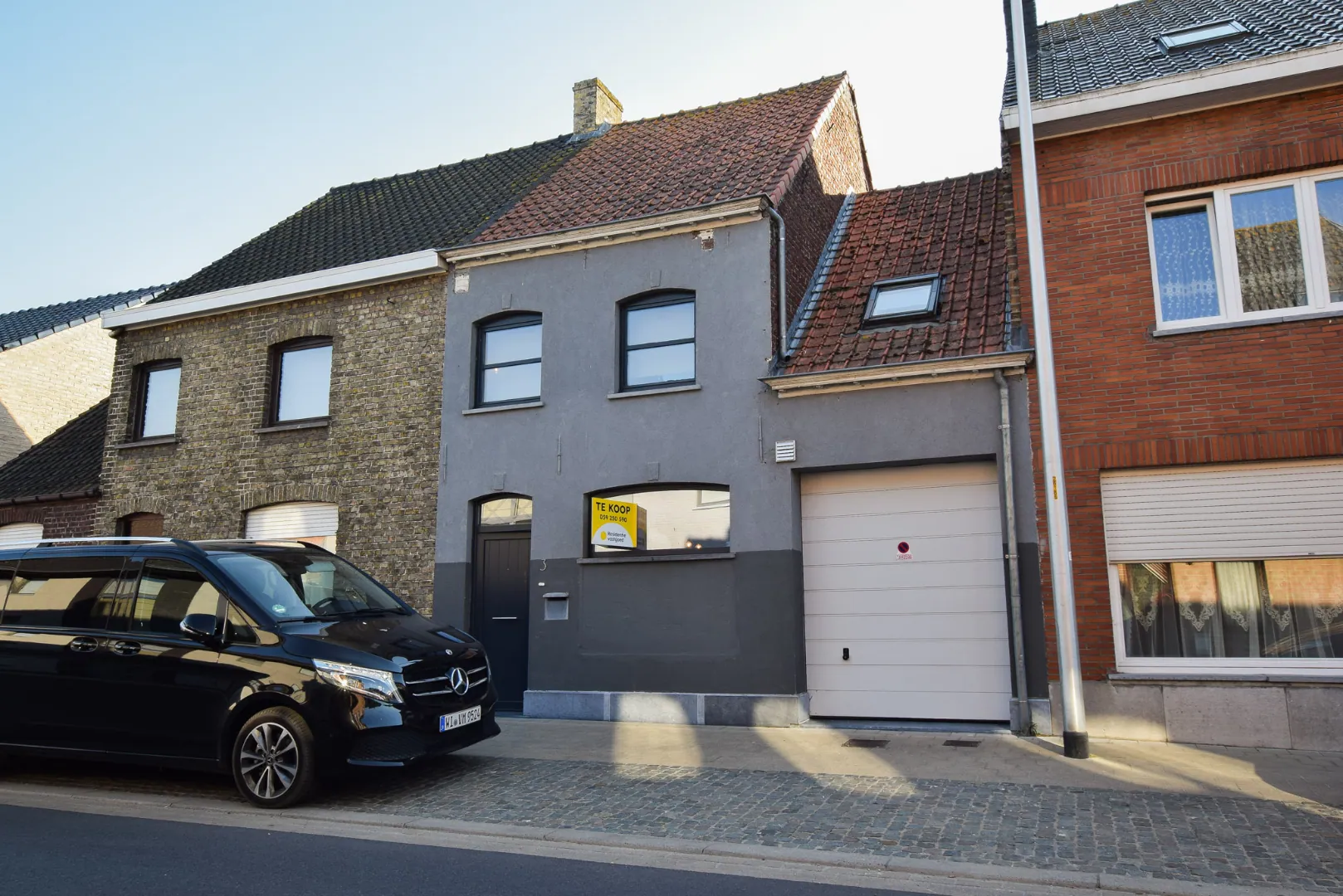 Instapklare woning met twee slaapkamers en garage te Koekelare.