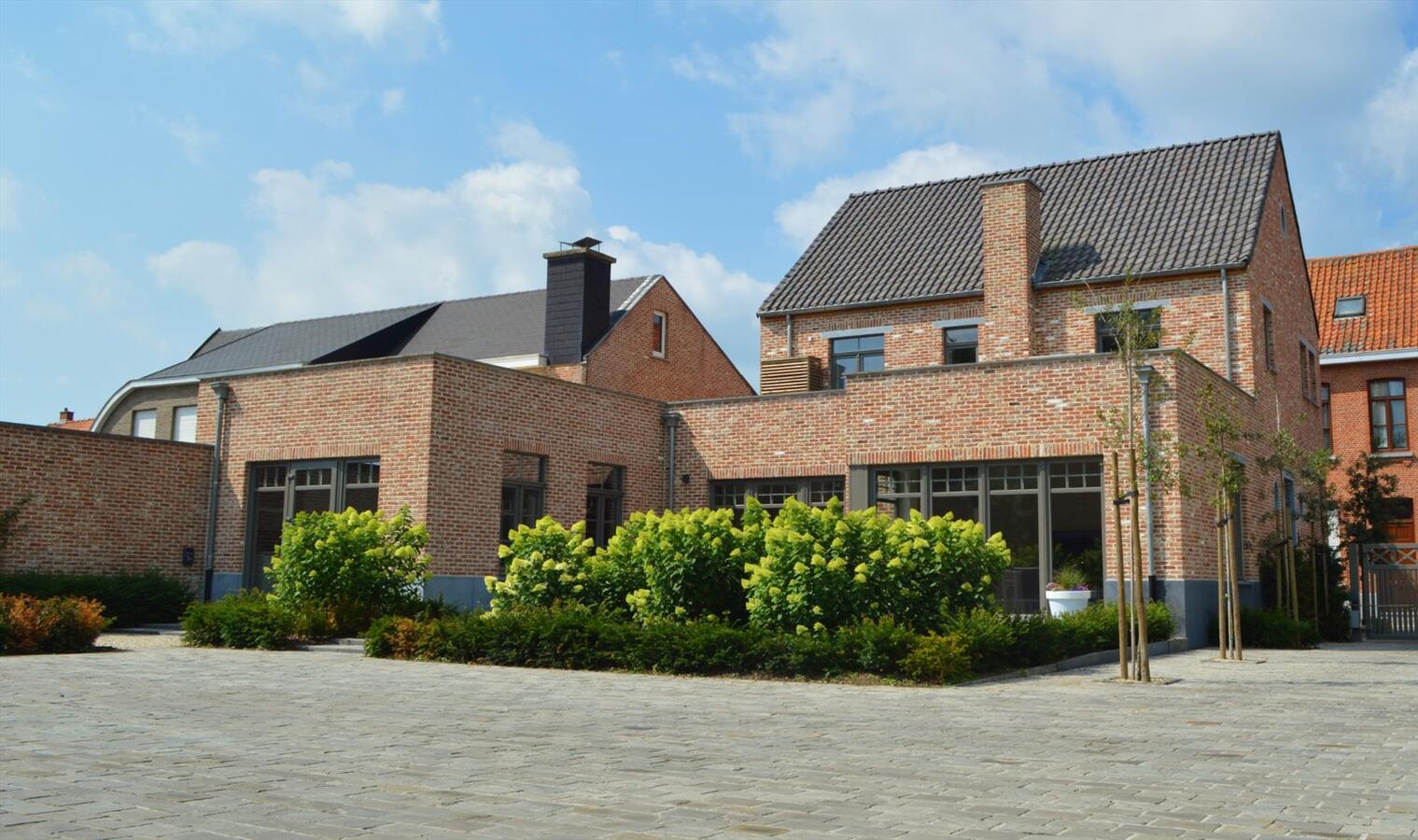 Charmante nieuwbouwvilla met bijgebouwen op 2.340 m&#178; te St-Gillis-Waas. 