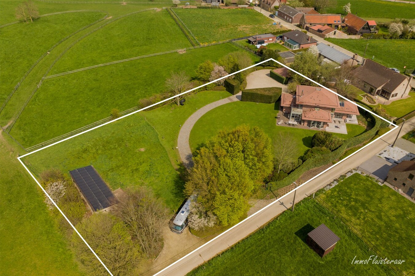 Exclusieve en energiezuinige villa met paardenstallen op ca. 45a te Merchtem (Brussegem; Vlaams-Brabant) 