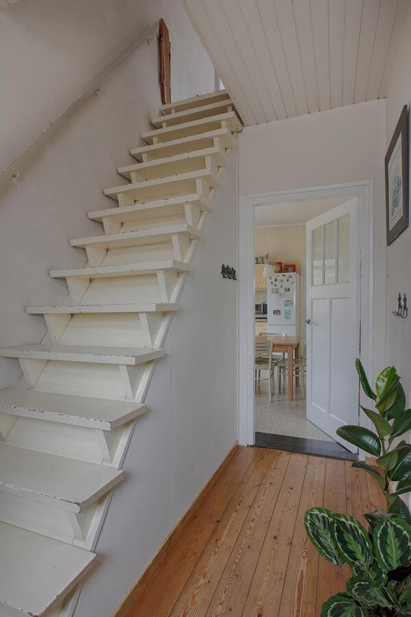 Vrijstaand jaren &#39;30 huis met 5 slaapkamers en hobby-/praktijkruimte gelegen in het centrum van Hilvarenbeek. 