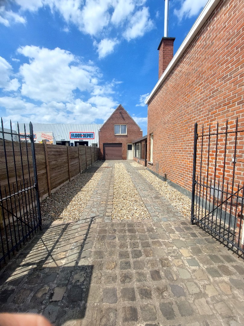 Halfopen bebouwing met ruime tuin en garage 