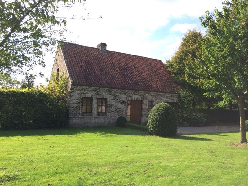 Rustig gelegen hoeve met conci&#235;rgewoning en stallen te Bree op ca. 8300m&#178; 