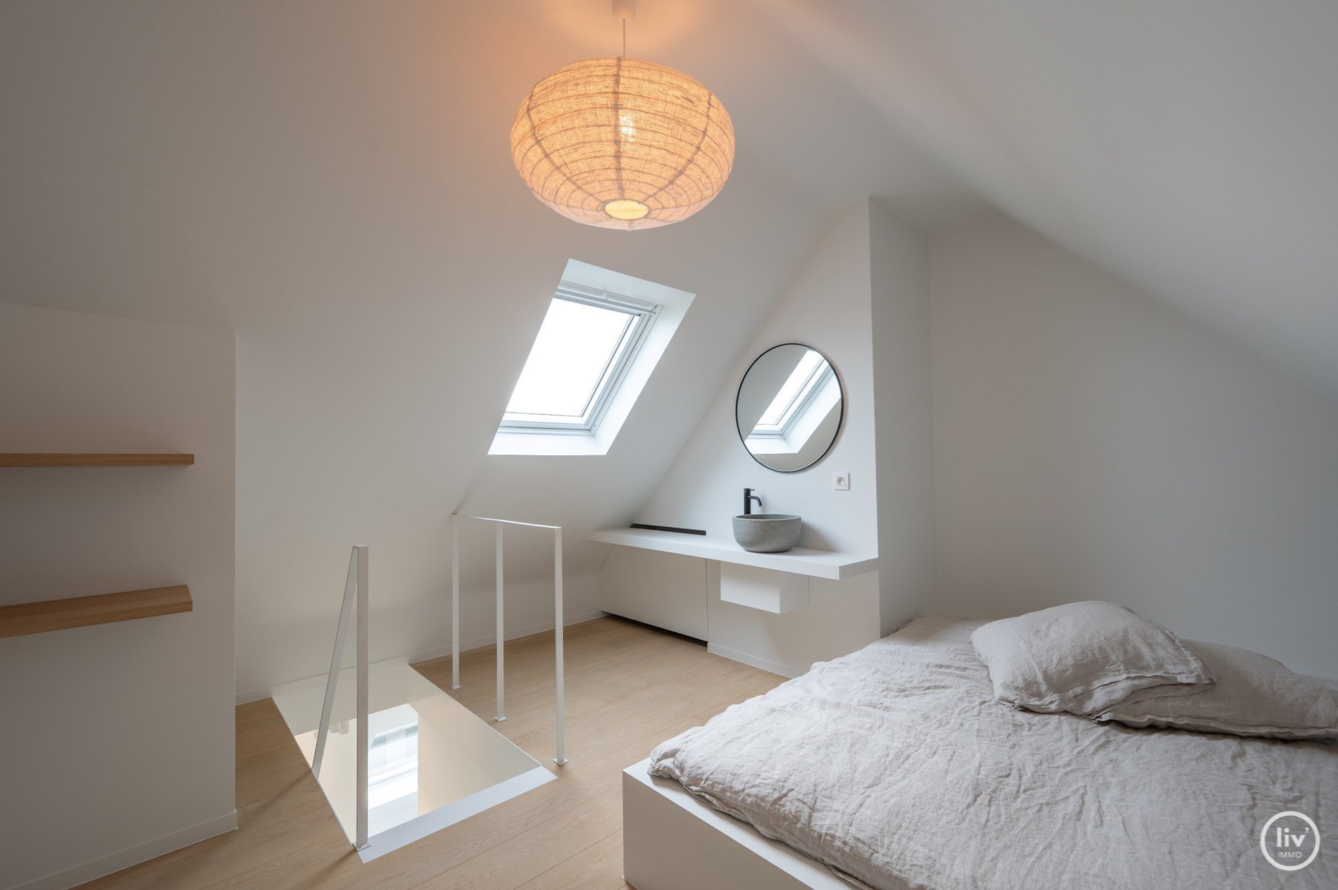 Prachtig gerenoveerd duplex appartement met ruim Westgericht terras gelegen op de Lippenslaan te Knokke. 