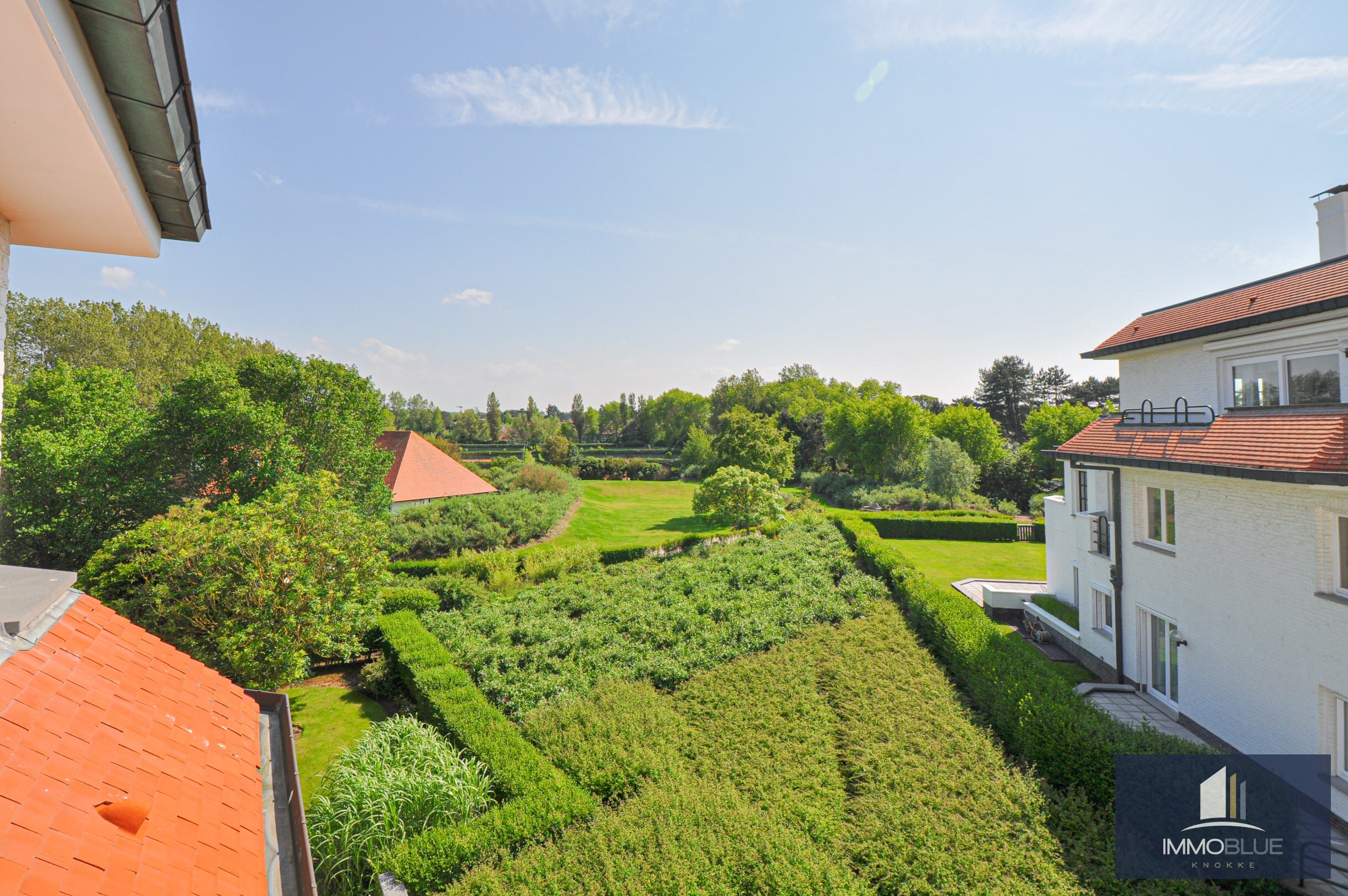 Subliem hoekappartement met ruime terrassen gelegen in het prestigieuze domein Tennis Garden. 