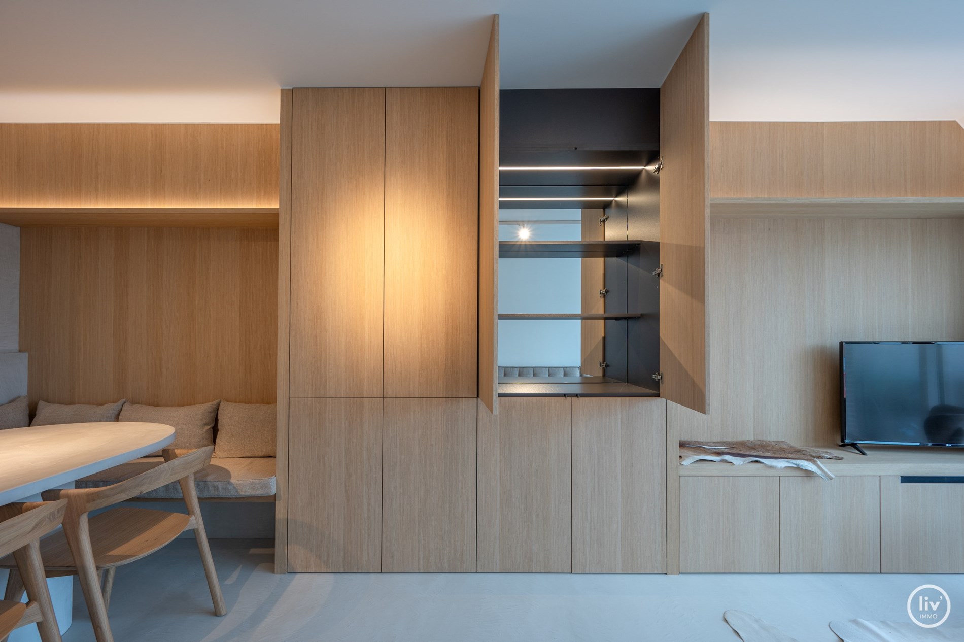 Prachtig gerenoveerd duplex appartement met ruim Westgericht terras gelegen op de Lippenslaan te Knokke. 